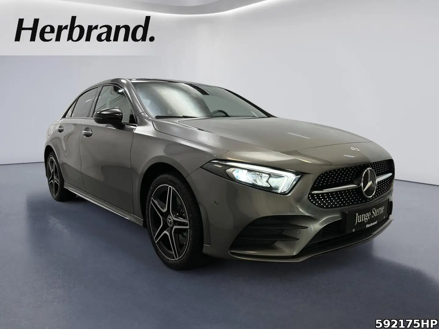 Mercedes-Benz A 250 Limousine AMG NIGHT Pano KEYLESS Grau - 2