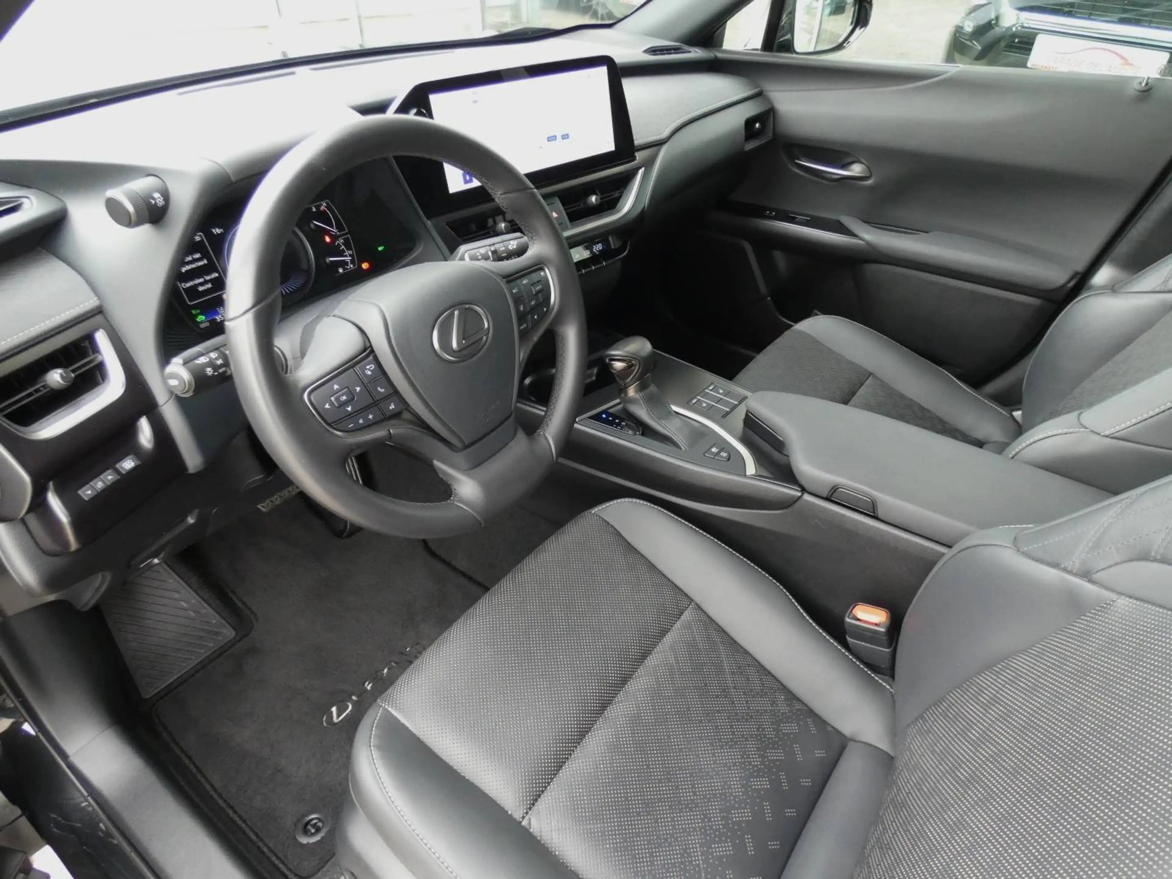 Lexus UX 250h Hybrid +TREKHAAK +LEDER +Zetelverwarming +Dodehoek +Groot scherm — photo 11