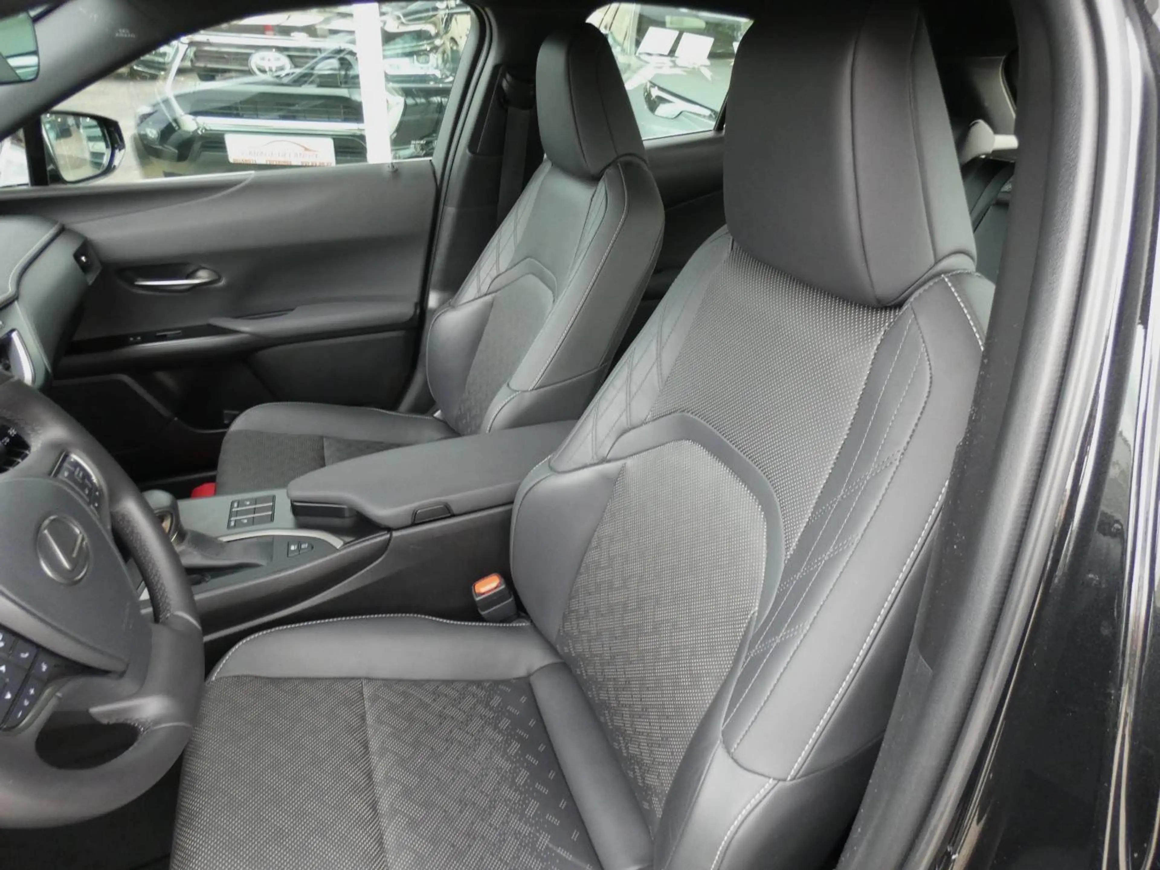 Lexus UX 250h Hybrid +TREKHAAK +LEDER +Zetelverwarming +Dodehoek +Groot scherm — photo 12