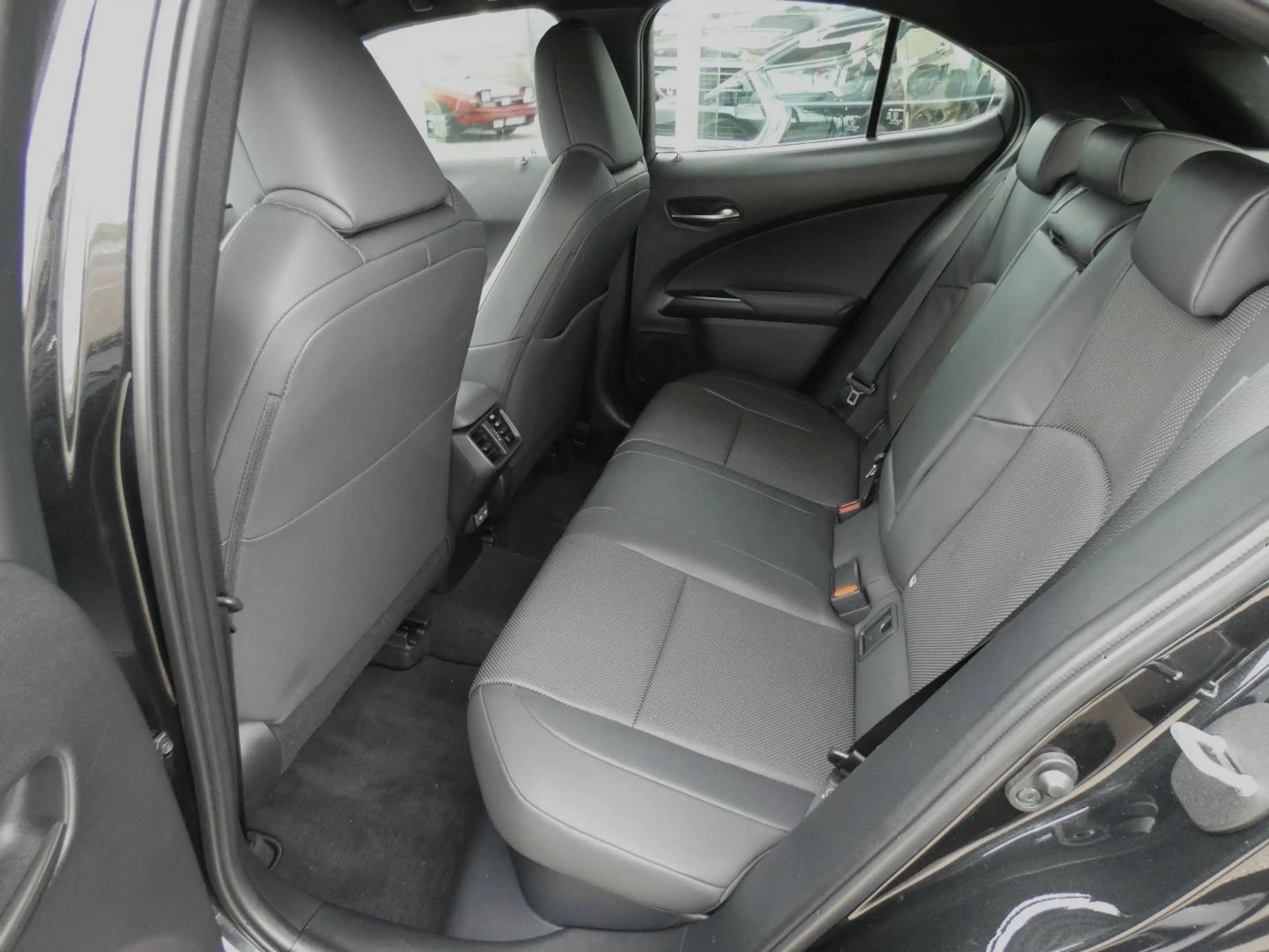 Lexus UX 250h Hybrid +TREKHAAK +LEDER +Zetelverwarming +Dodehoek +Groot scherm — photo 10
