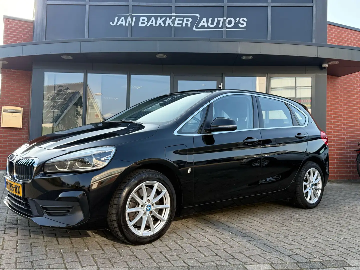 BMW 225 2-serie Active Tourer 225xe iPerformance Executive Zwart - 1