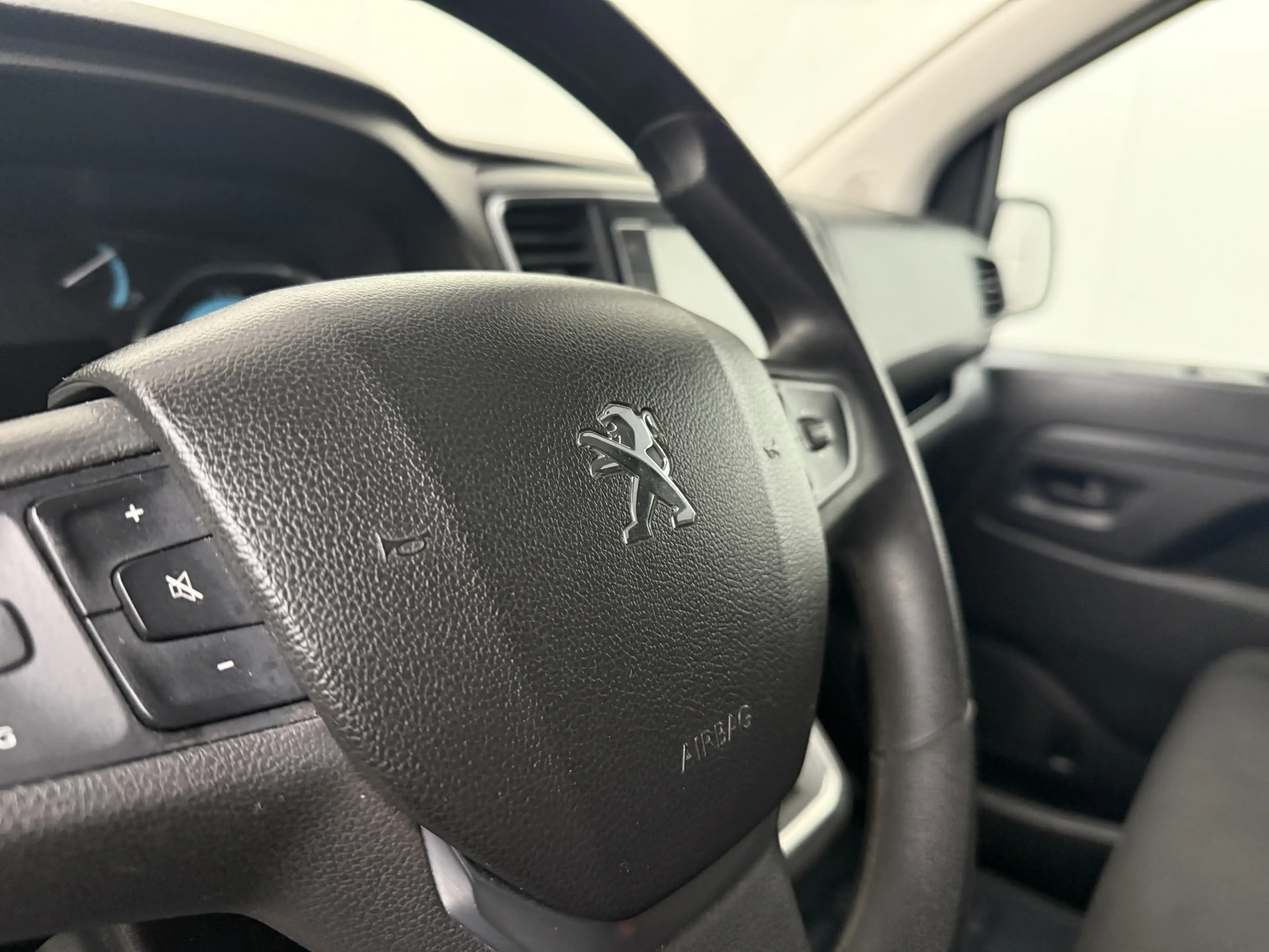 Peugeot e-Expert Extralang 75 kWh | Elektrisch | Multimedia | Airco — photo 17