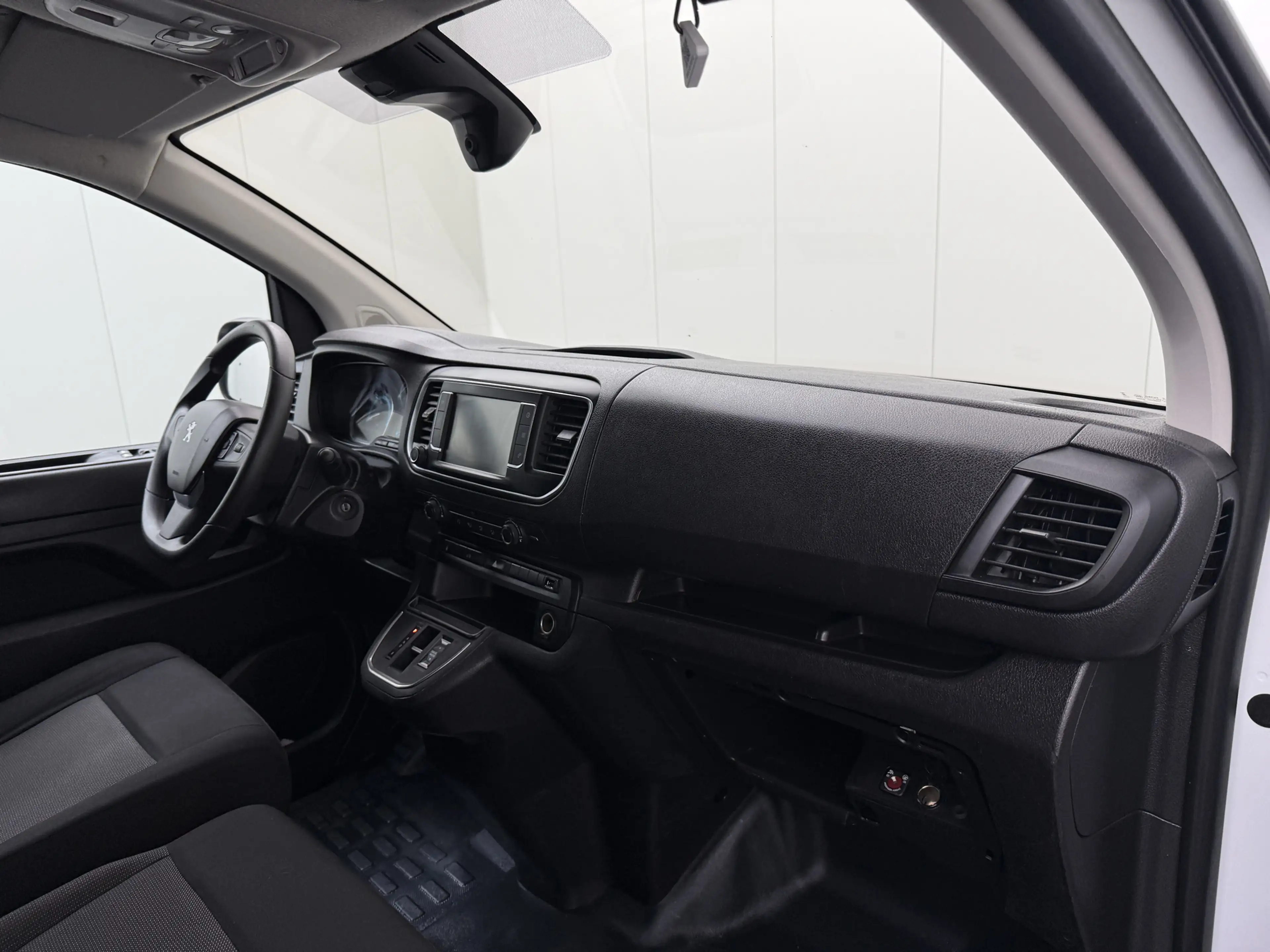 Peugeot e-Expert Extralang 75 kWh | Elektrisch | Multimedia | Airco — photo 24