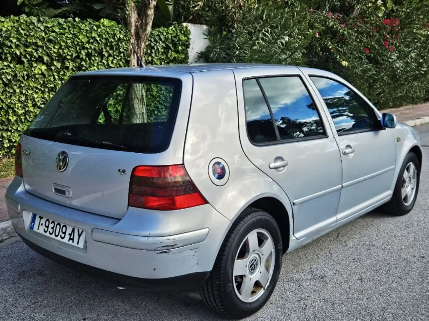 Volkswagen Golf Berlina Manual de 5 Puertas Gris - 2