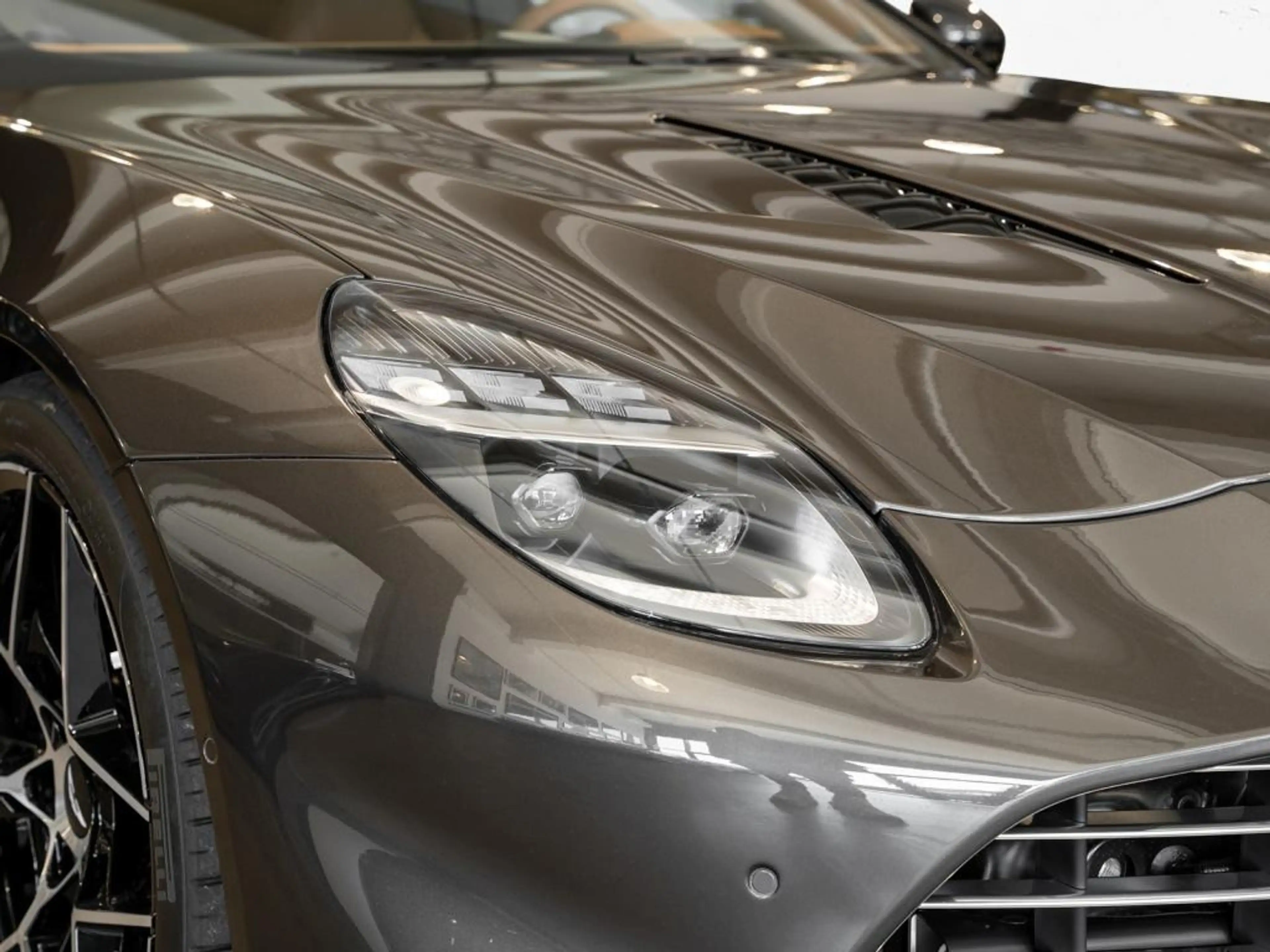 Aston Martin Vanquish Coupe — photo 15