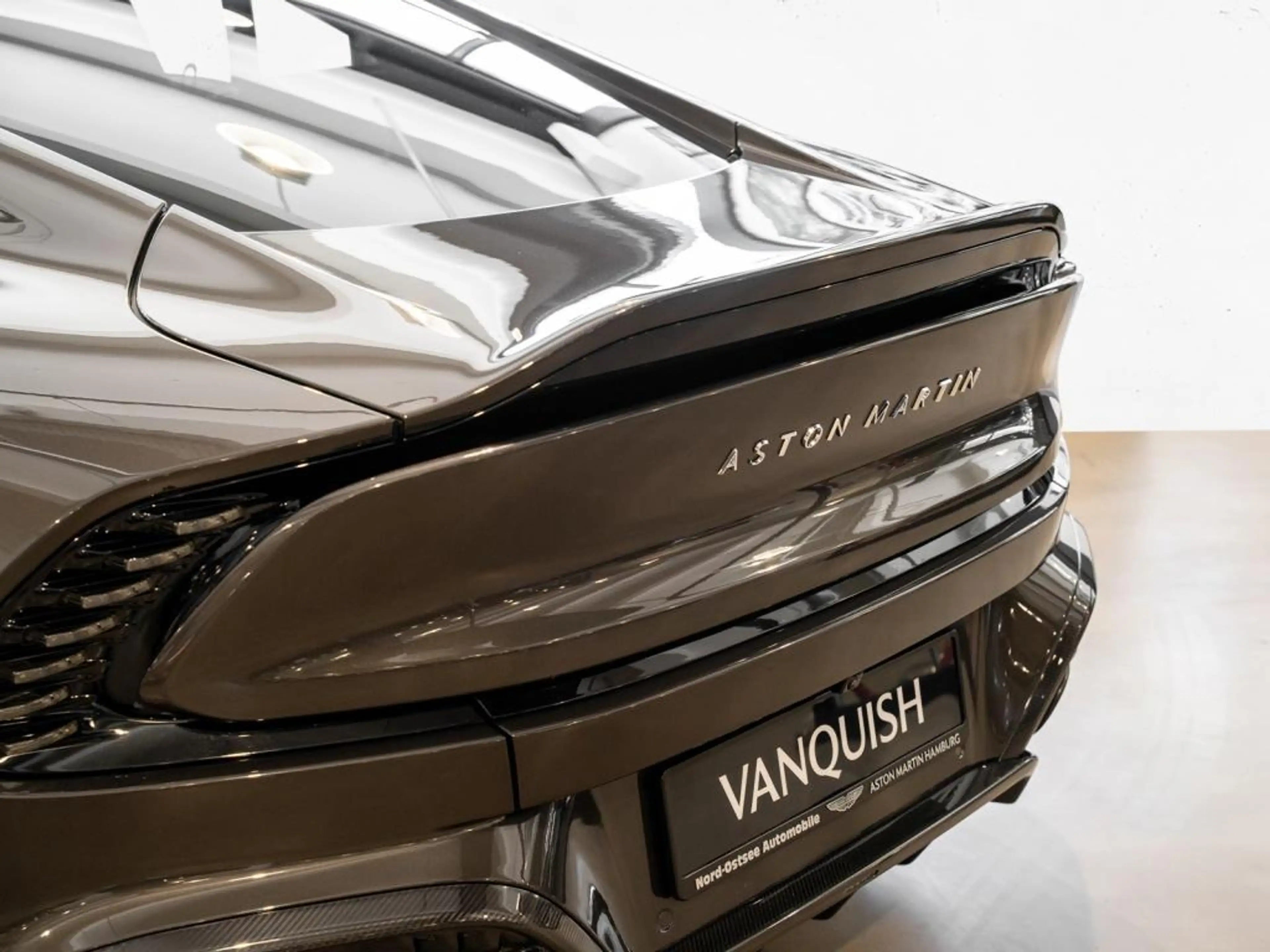 Aston Martin Vanquish Coupe — photo 9