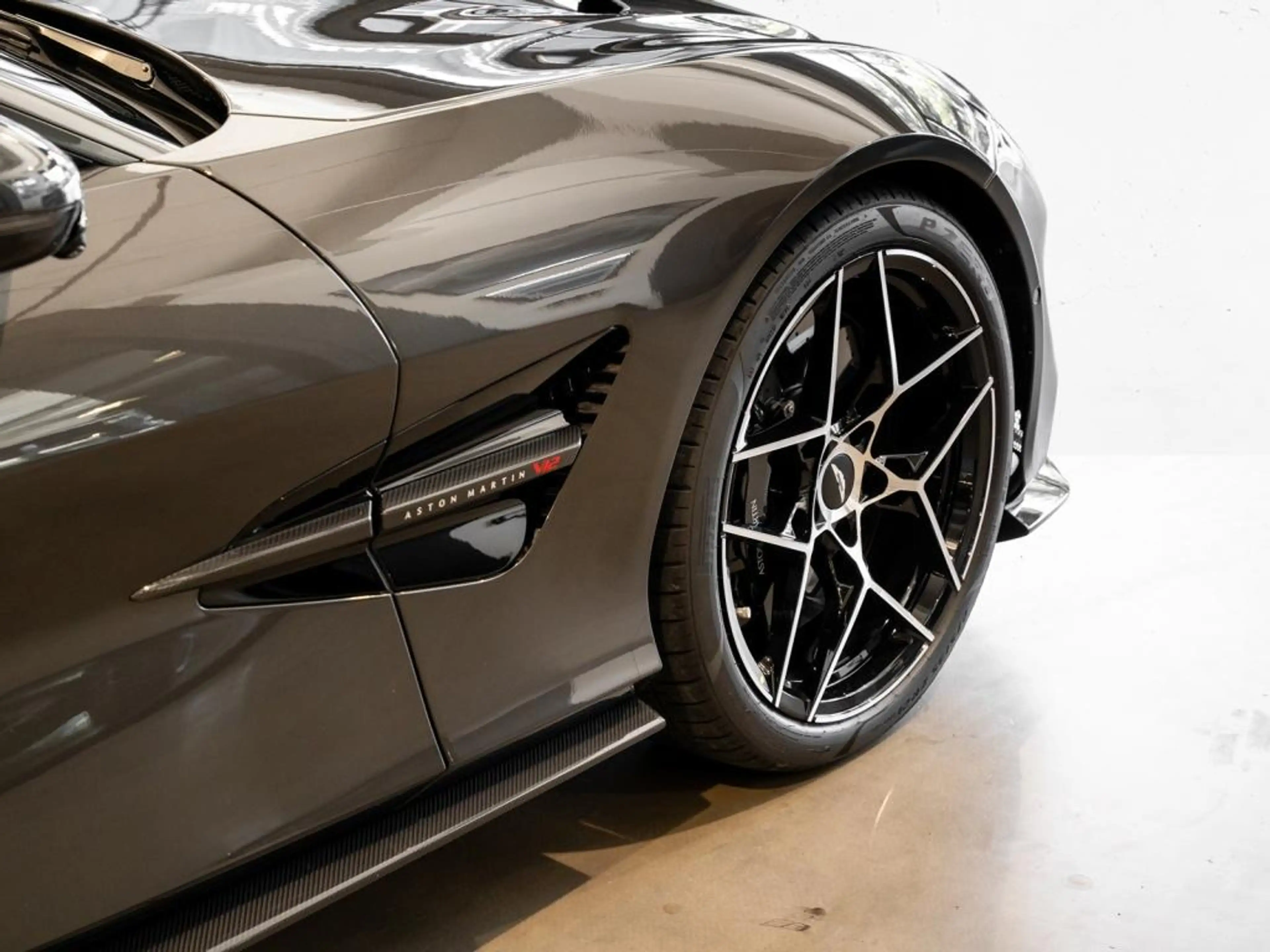 Aston Martin Vanquish Coupe — photo 10
