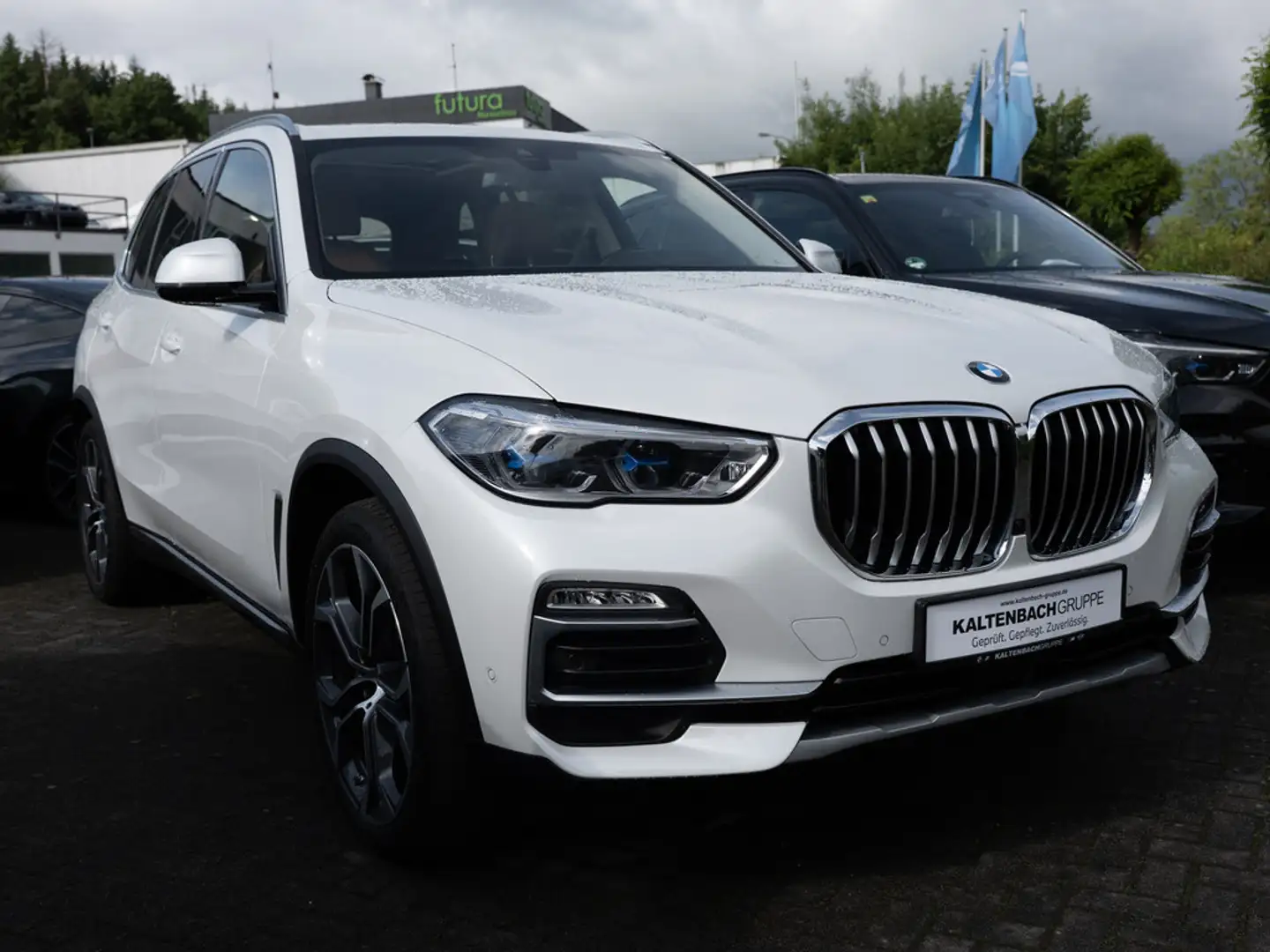 BMW X5 xDrive 45e X-Line PANO HUD LASER LED ACC Weiß - 2