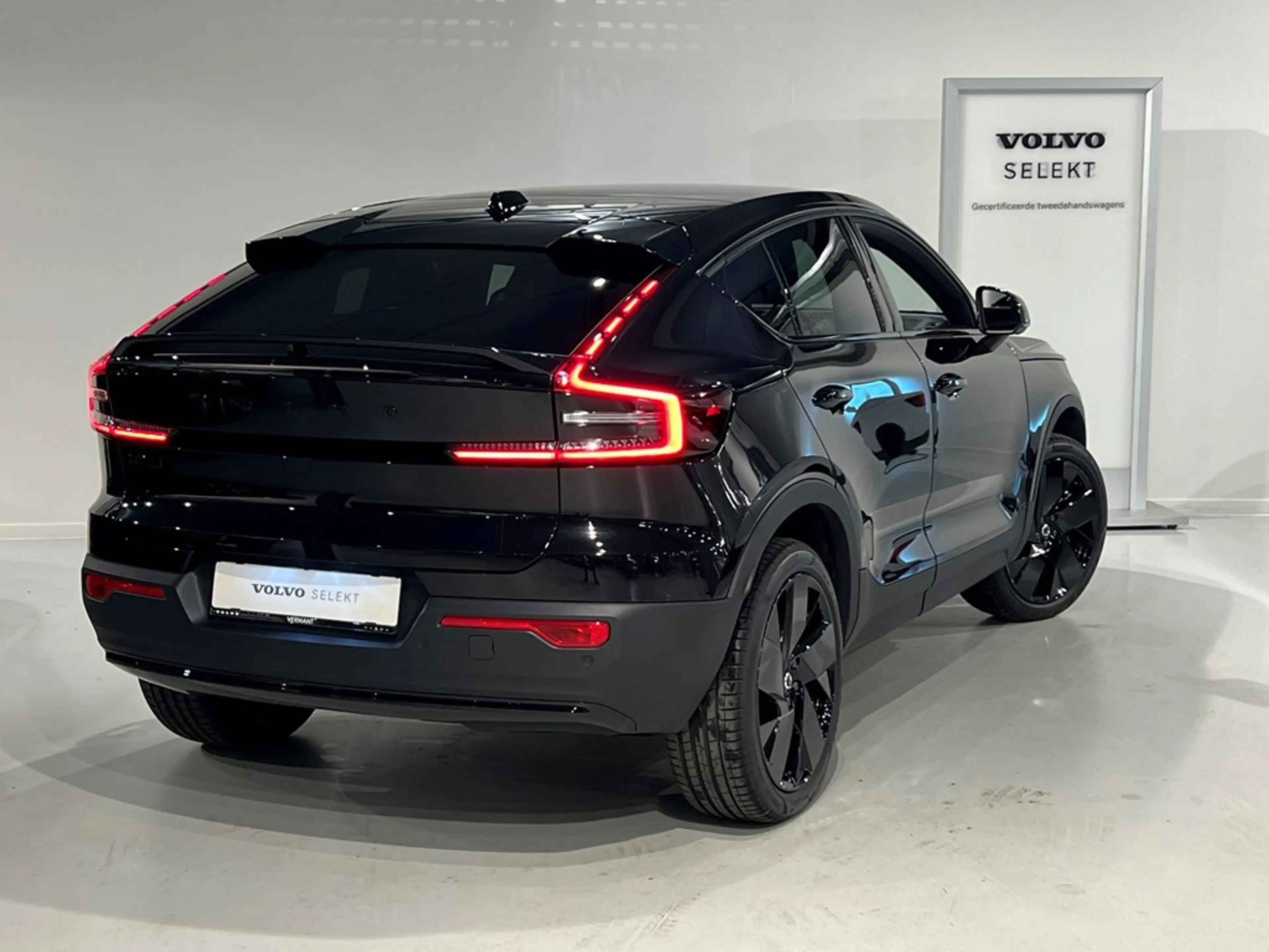 Volvo EC40 Recharge Black Edition  Extended Range — photo 2