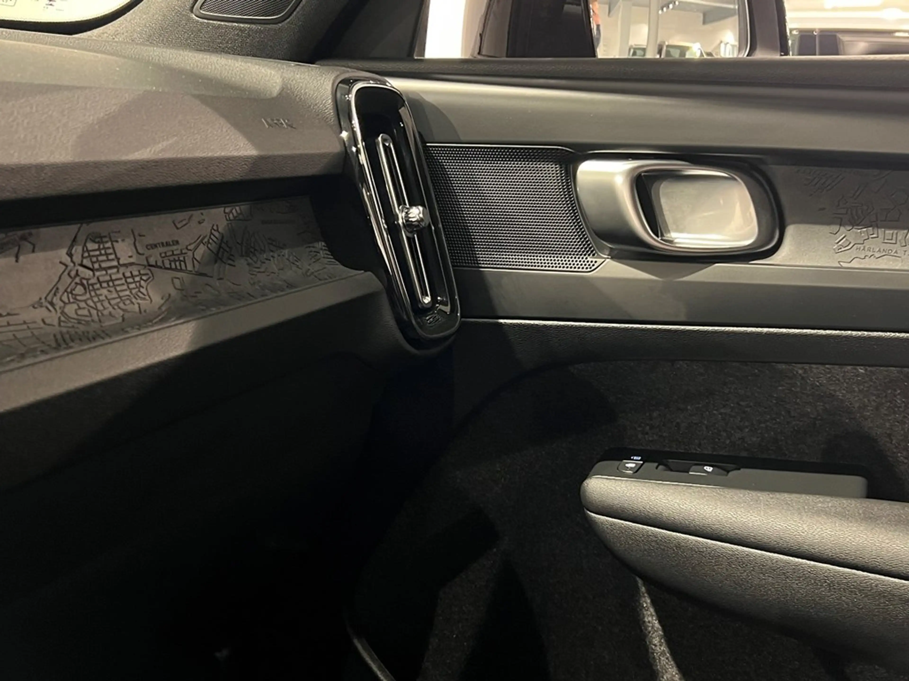 Volvo EC40 Recharge Black Edition  Extended Range — photo 9