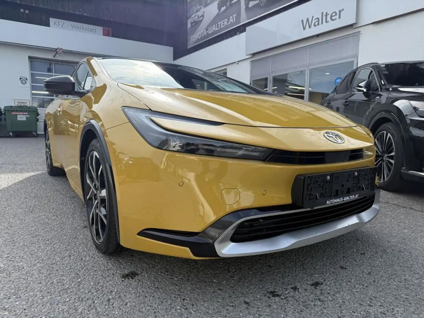 Toyota Prius 2.0 VVT-i Plug-in Hybrid PHEV 13,6kWh Execut Gelb - 2