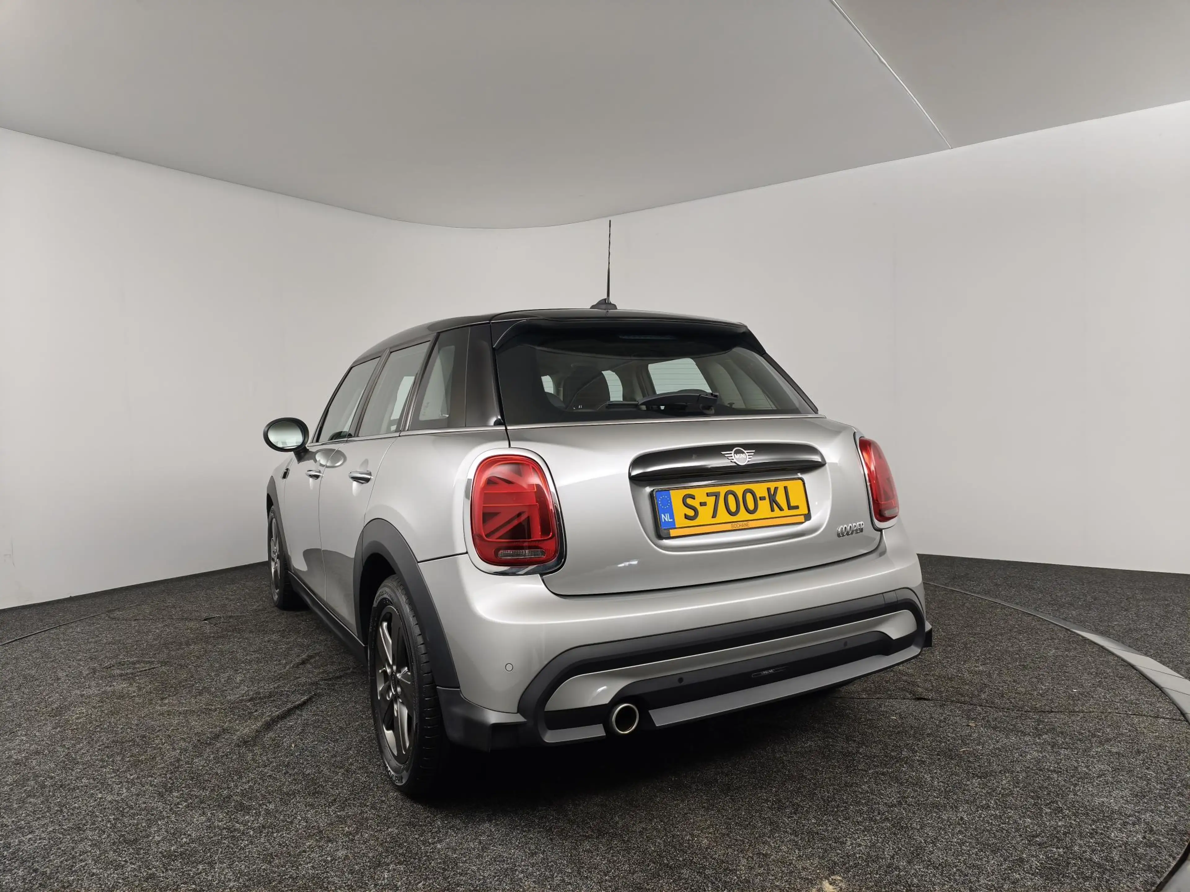 MINI Cooper 5-Deurs 1.5 Camden Edition | Navigatie | Parkeerse — photo 6