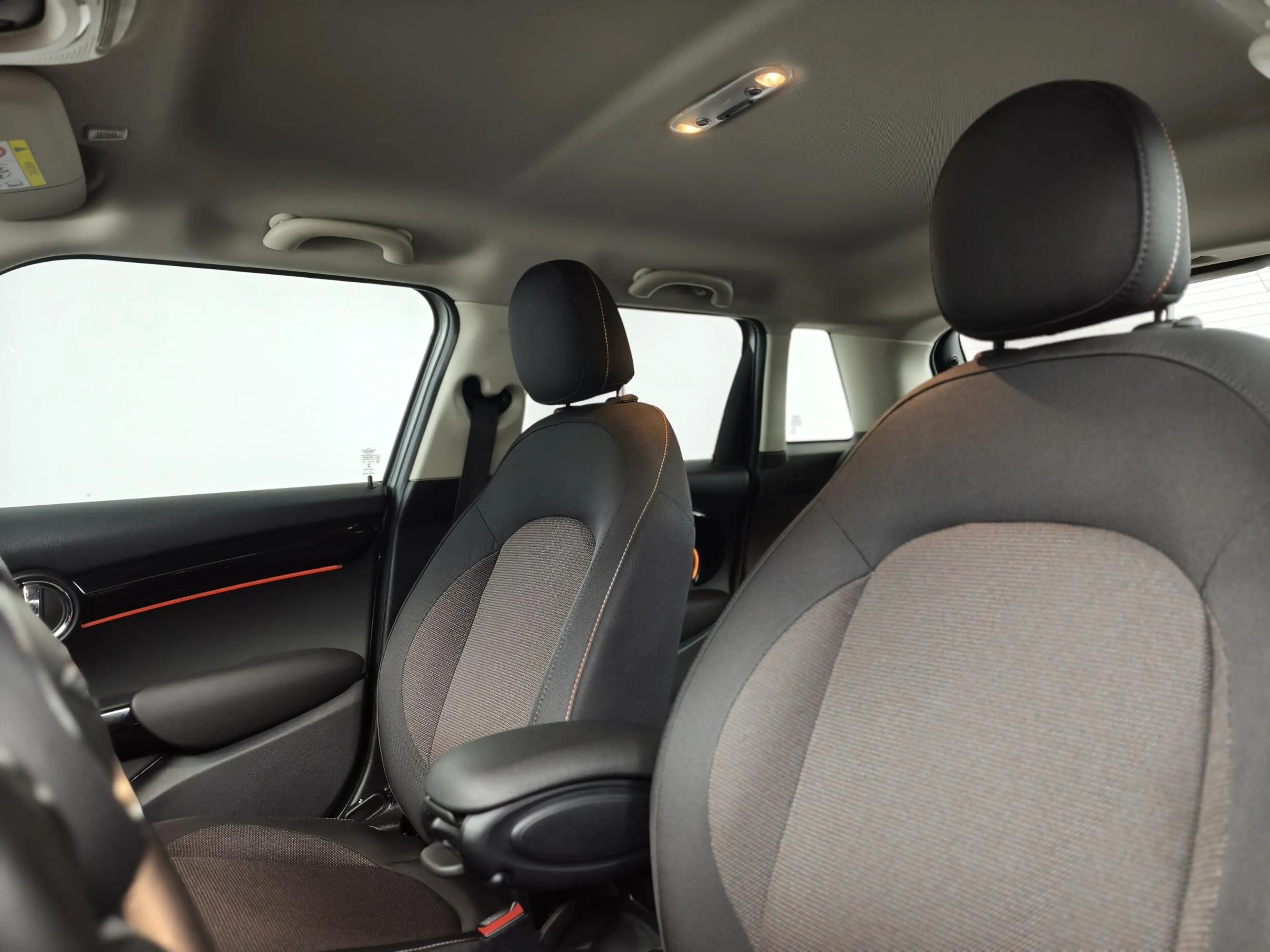 MINI Cooper 5-Deurs 1.5 Camden Edition | Navigatie | Parkeerse — photo 29