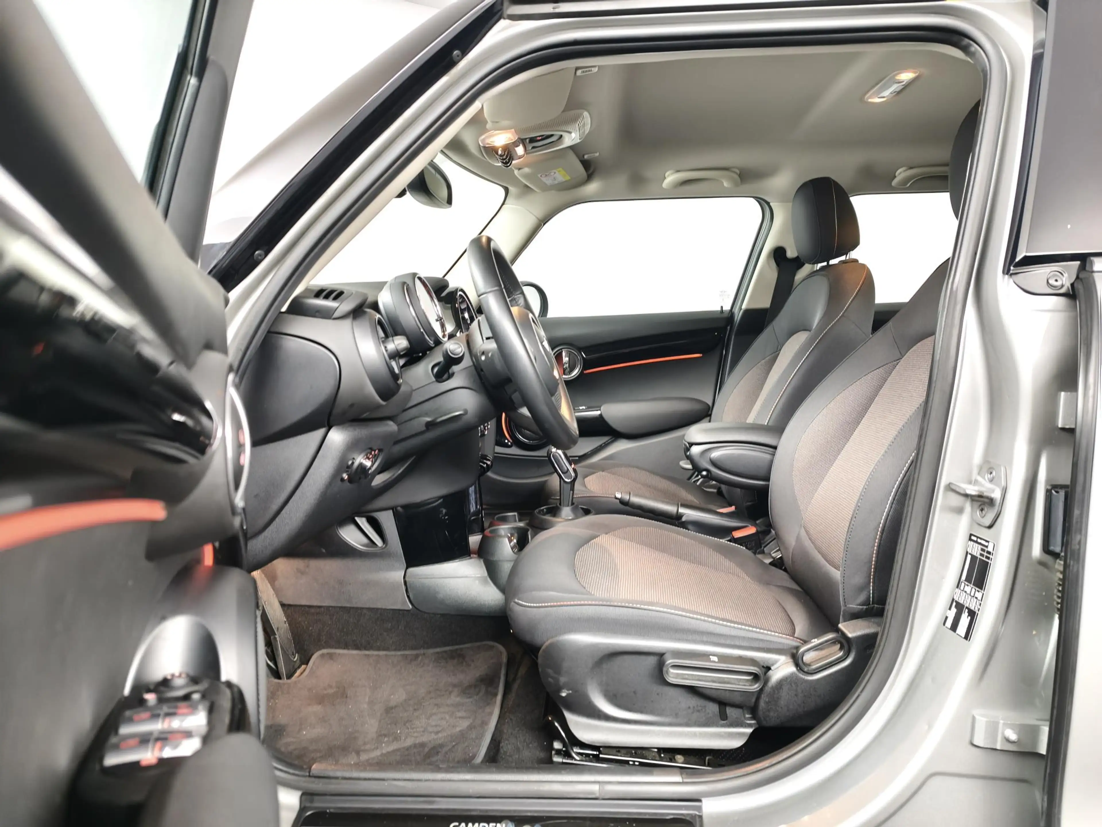 MINI Cooper 5-Deurs 1.5 Camden Edition | Navigatie | Parkeerse — photo 7