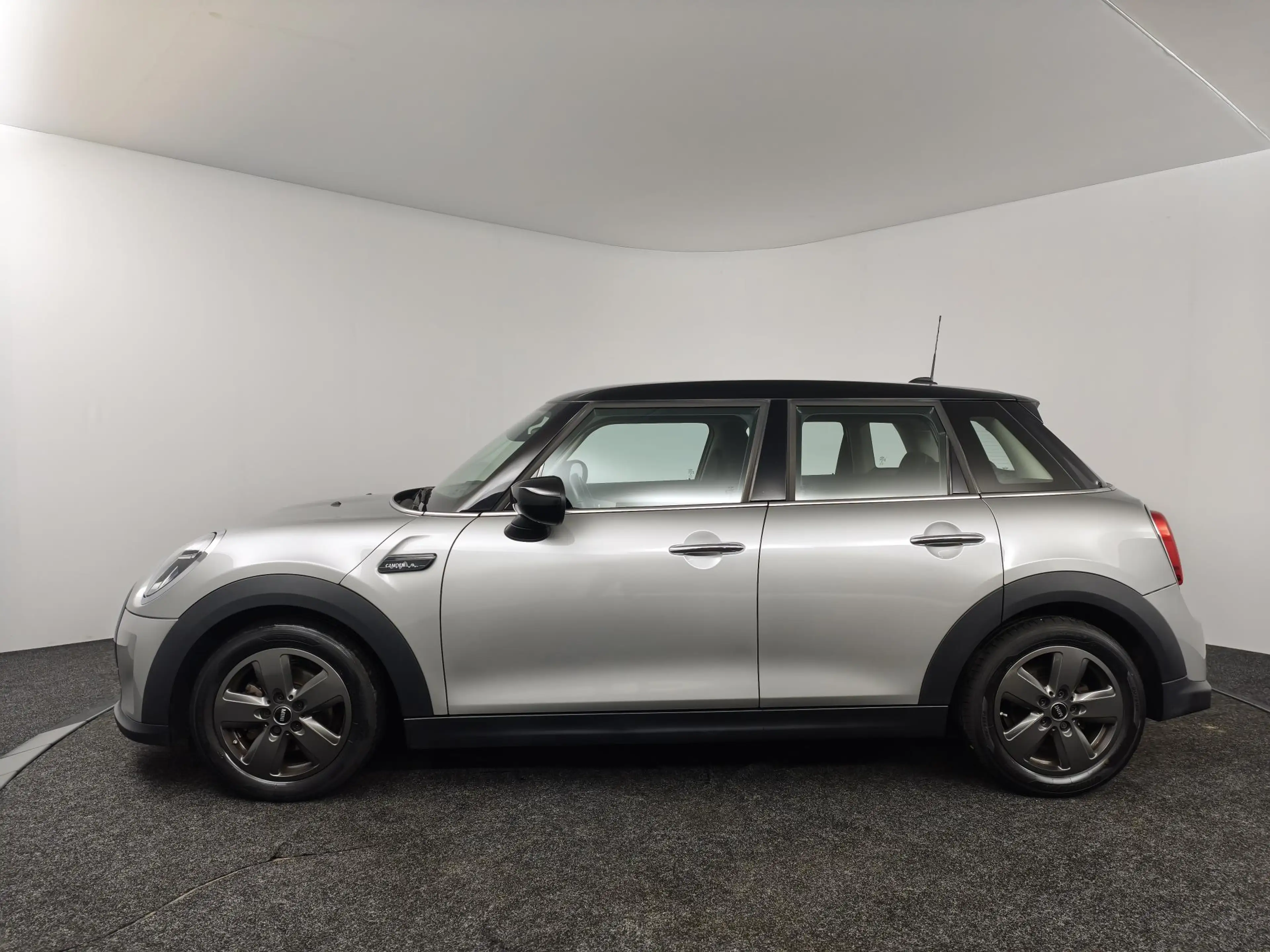 MINI Cooper 5-Deurs 1.5 Camden Edition | Navigatie | Parkeerse — photo 15