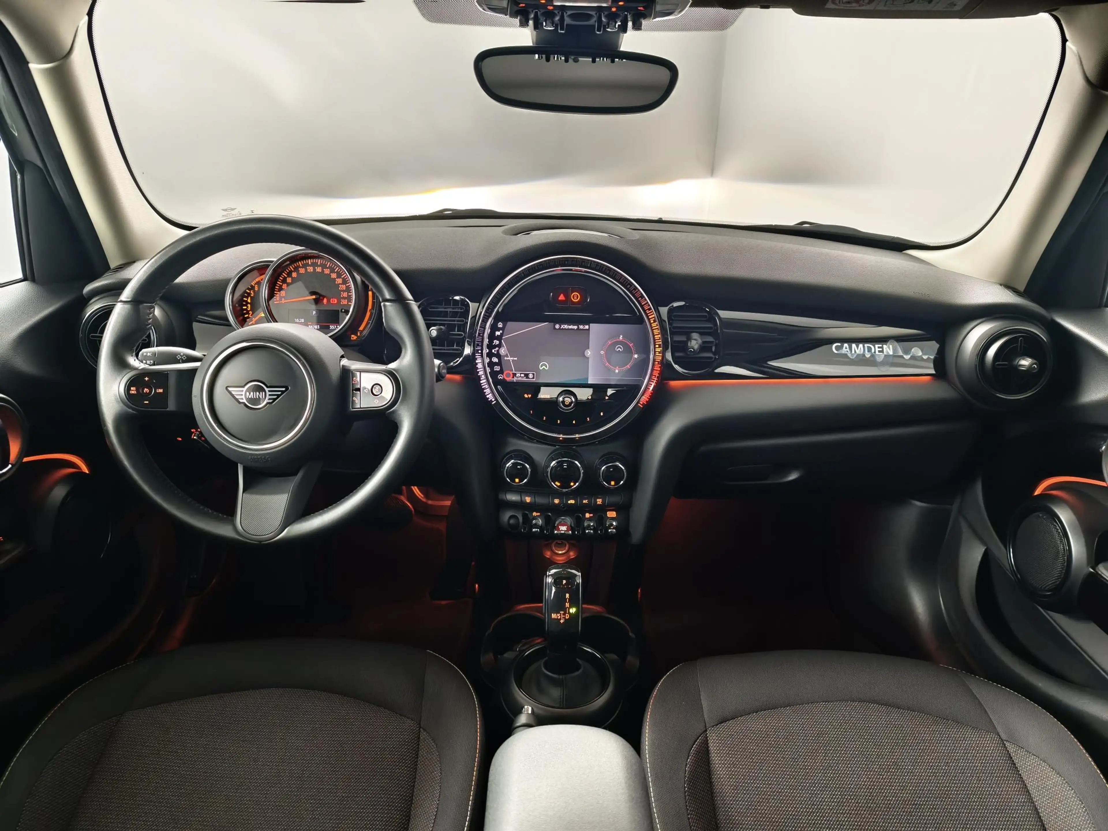MINI Cooper 5-Deurs 1.5 Camden Edition | Navigatie | Parkeerse — photo 3