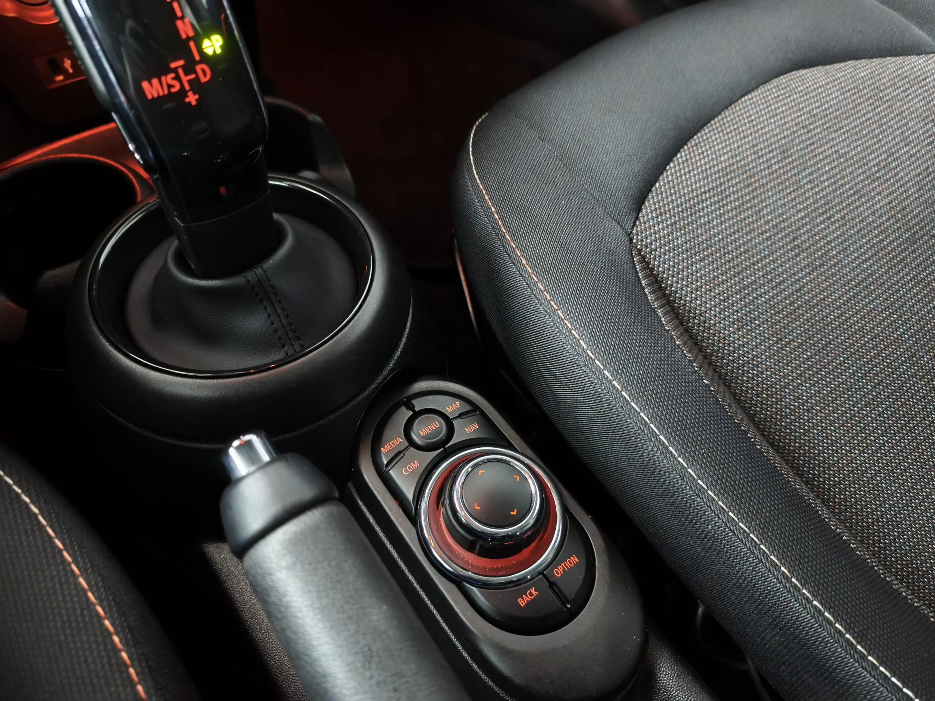 MINI Cooper 5-Deurs 1.5 Camden Edition | Navigatie | Parkeerse — photo 32