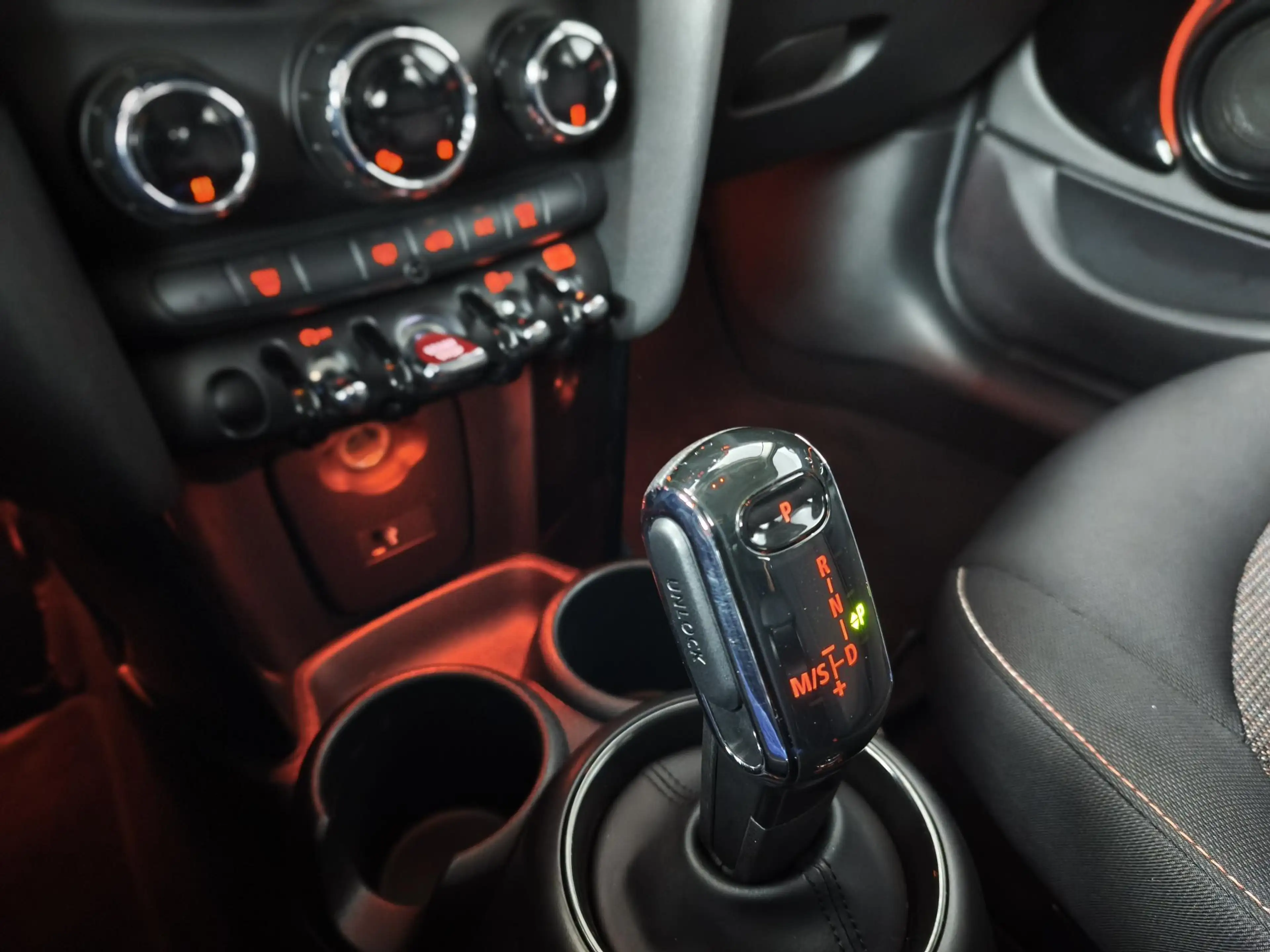 MINI Cooper 5-Deurs 1.5 Camden Edition | Navigatie | Parkeerse — photo 25