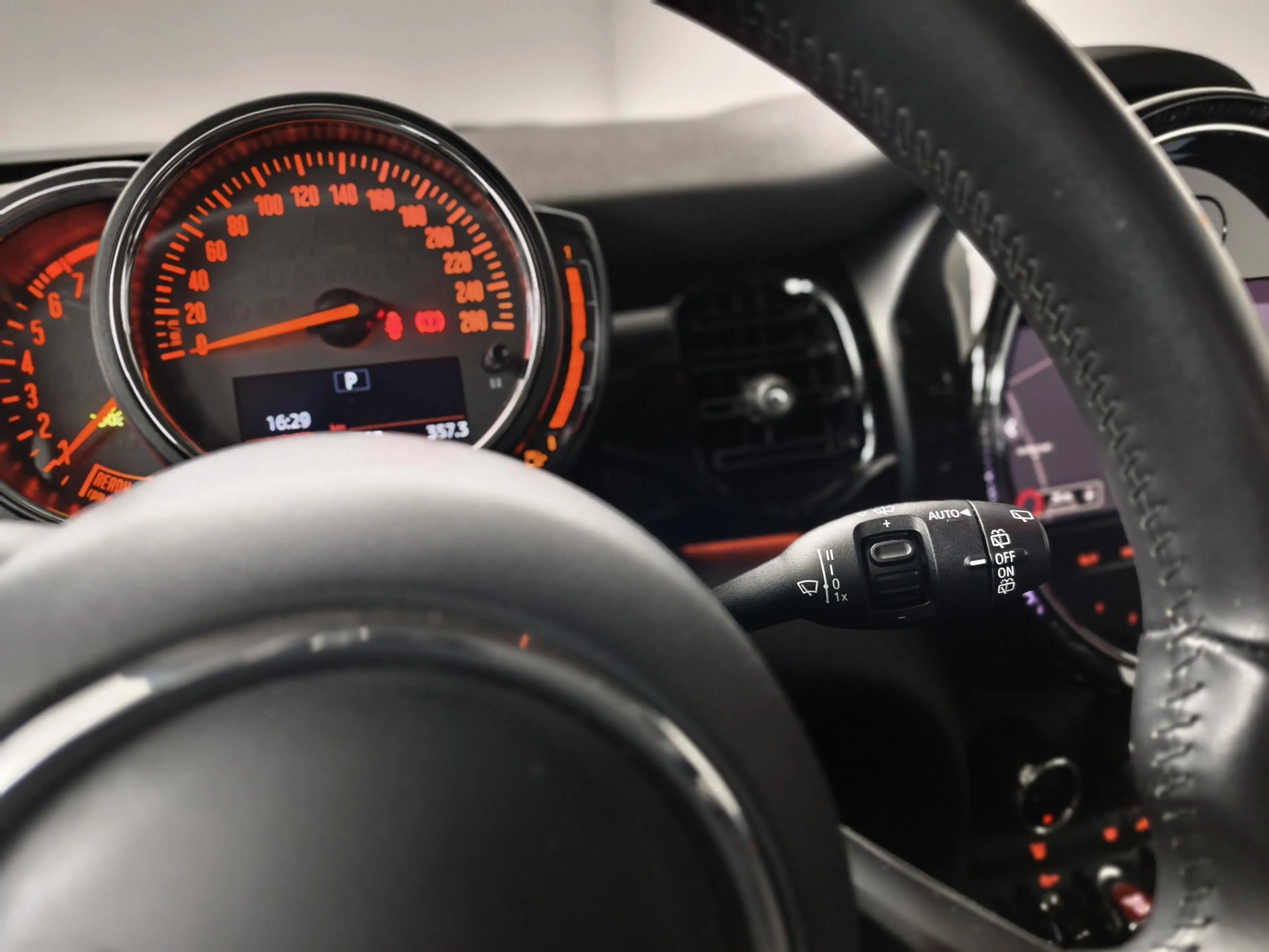 MINI Cooper 5-Deurs 1.5 Camden Edition | Navigatie | Parkeerse — photo 24