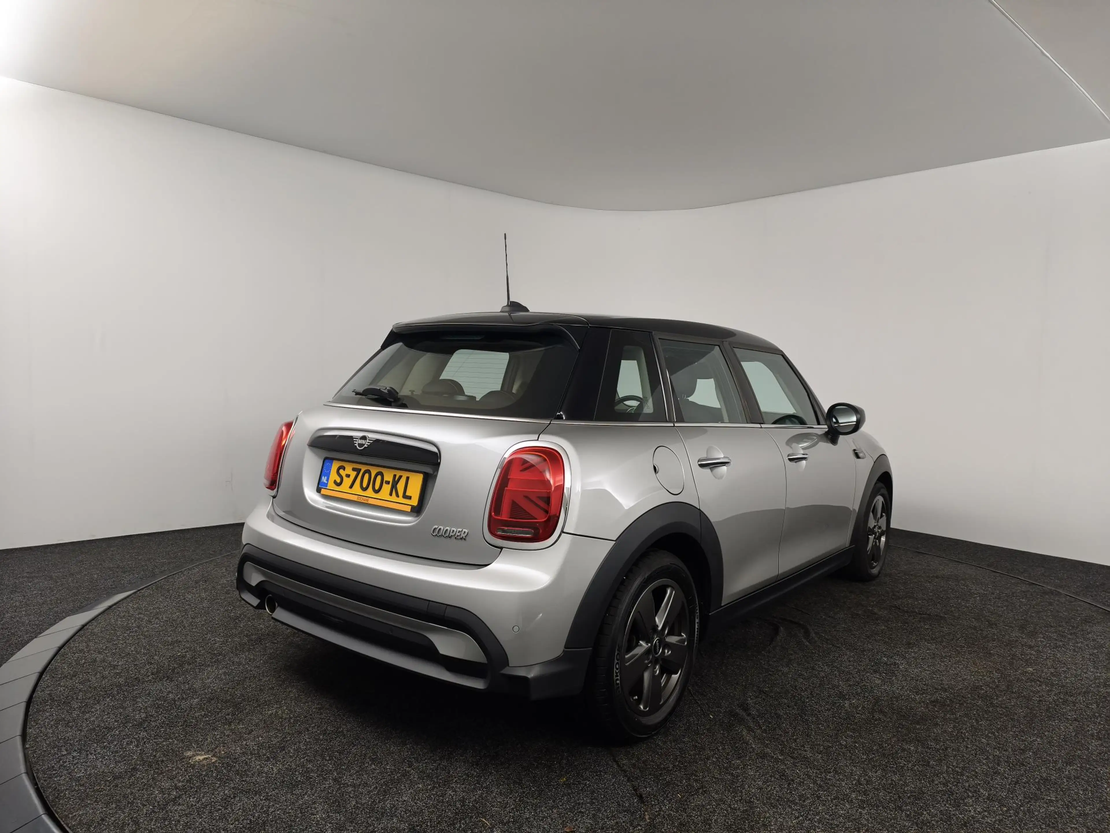 MINI Cooper 5-Deurs 1.5 Camden Edition | Navigatie | Parkeerse — photo 2