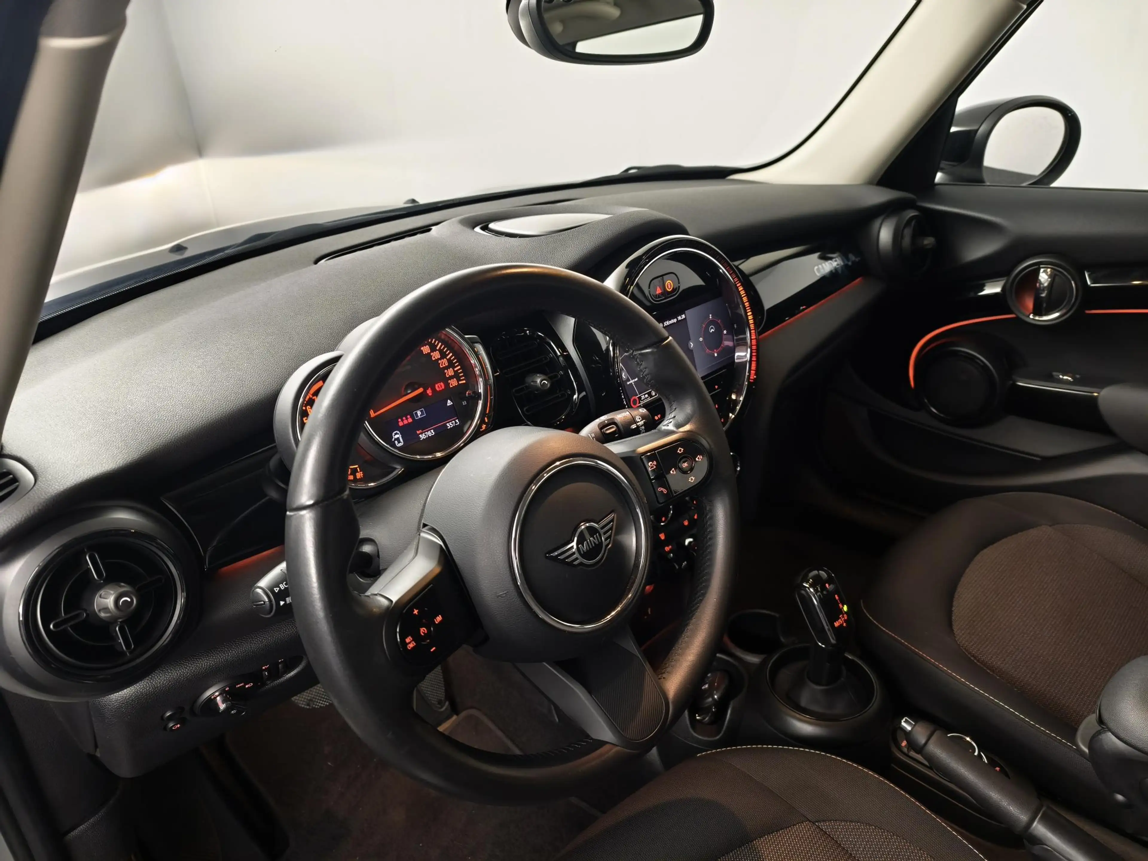 MINI Cooper 5-Deurs 1.5 Camden Edition | Navigatie | Parkeerse — photo 26