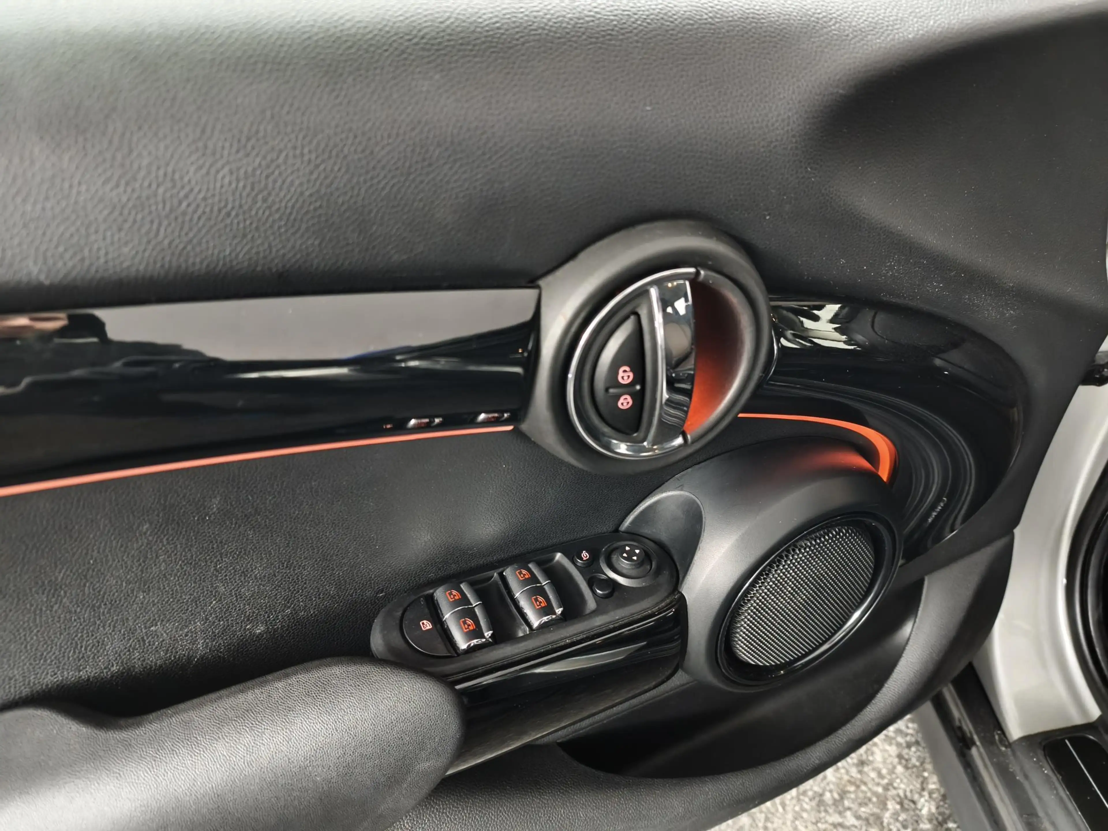 MINI Cooper 5-Deurs 1.5 Camden Edition | Navigatie | Parkeerse — photo 19