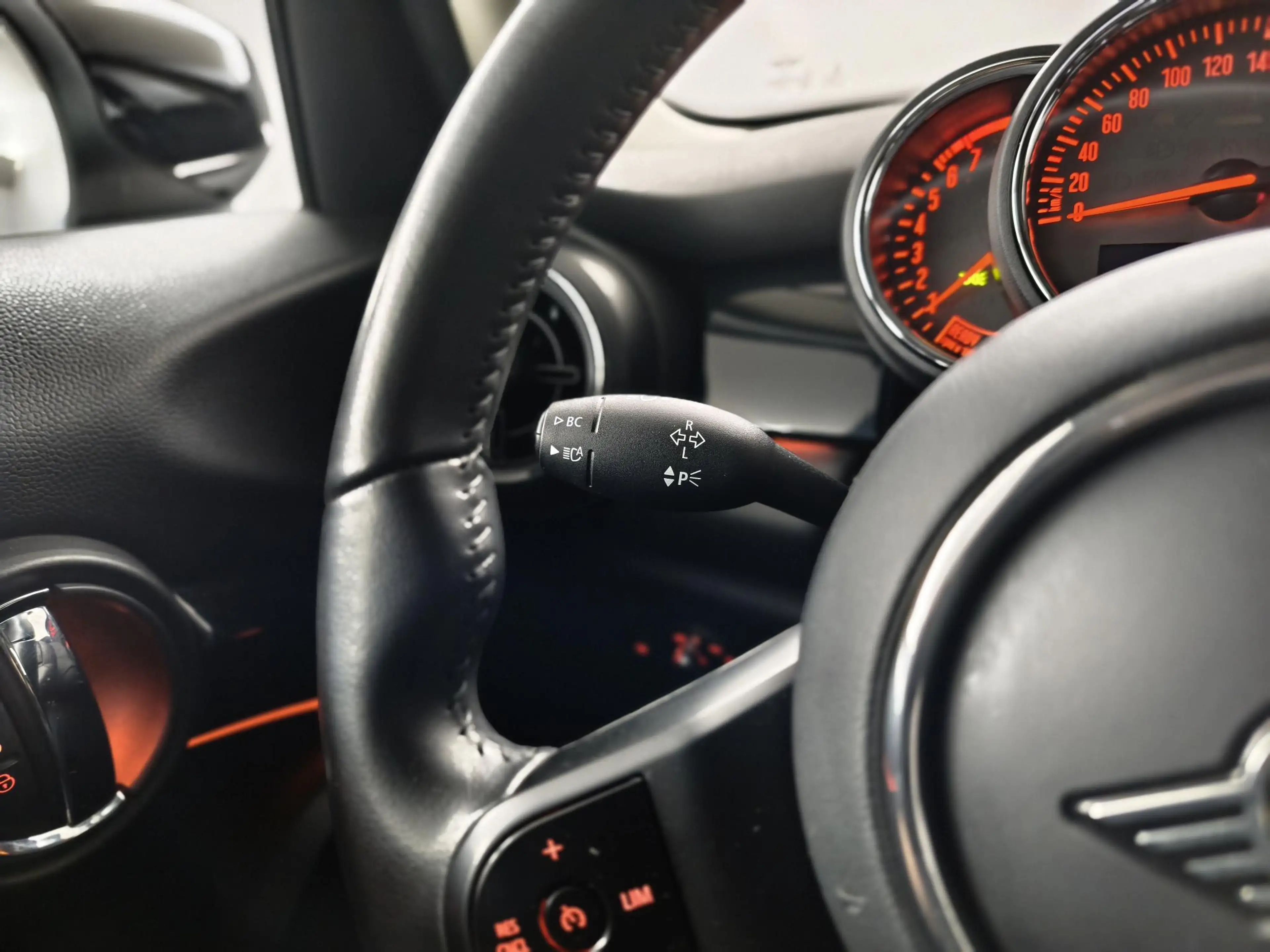 MINI Cooper 5-Deurs 1.5 Camden Edition | Navigatie | Parkeerse — photo 21