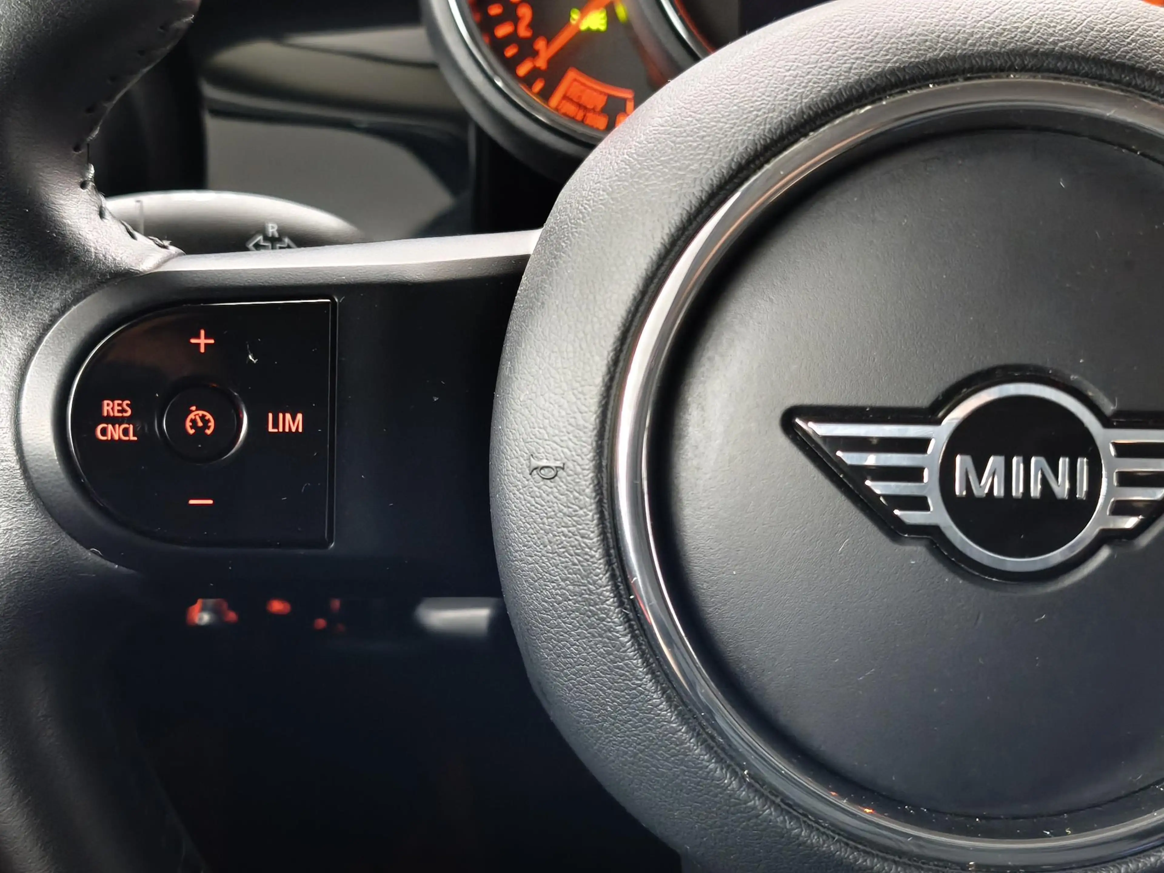 MINI Cooper 5-Deurs 1.5 Camden Edition | Navigatie | Parkeerse — photo 22