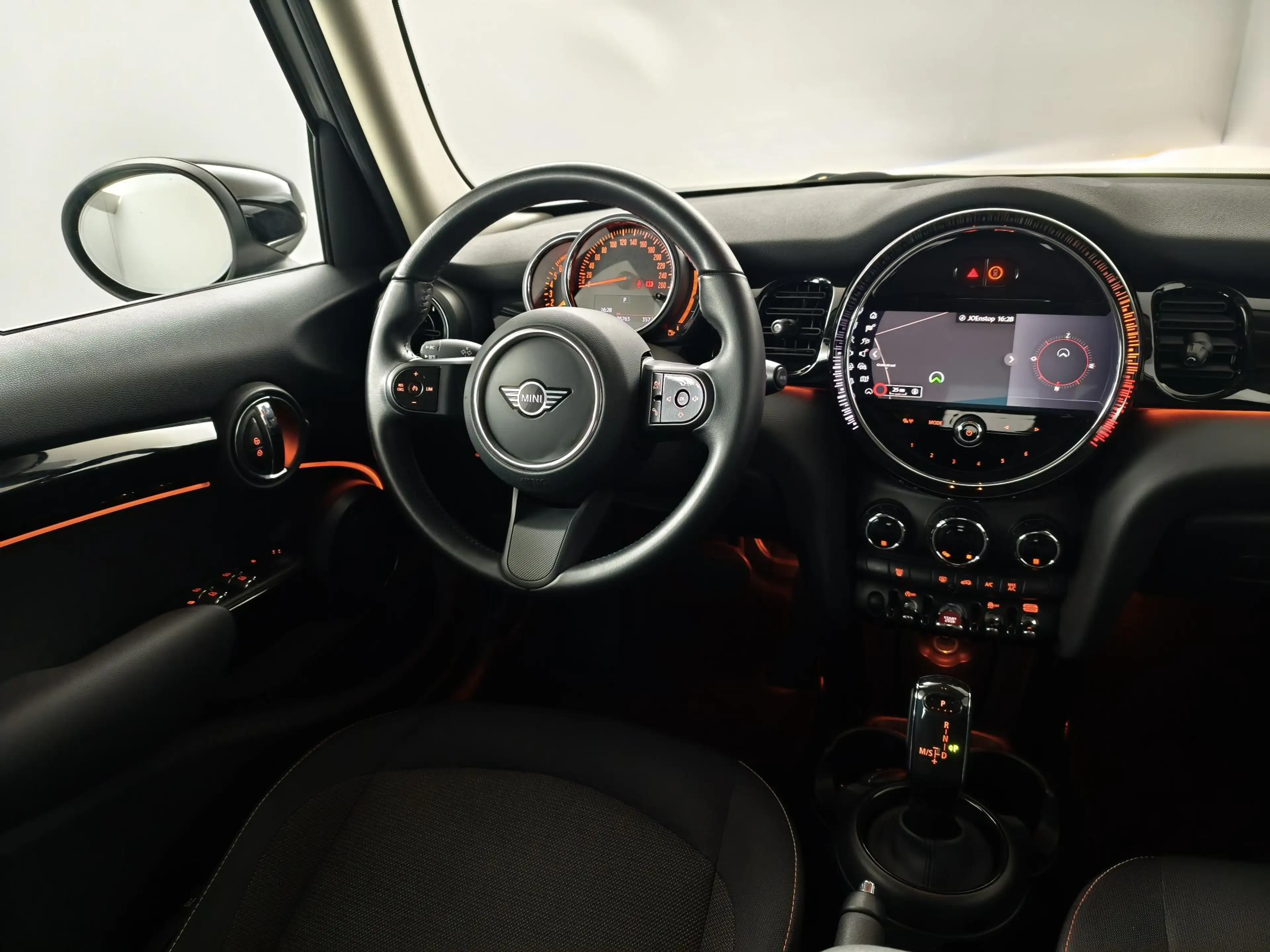 MINI Cooper 5-Deurs 1.5 Camden Edition | Navigatie | Parkeerse — photo 10
