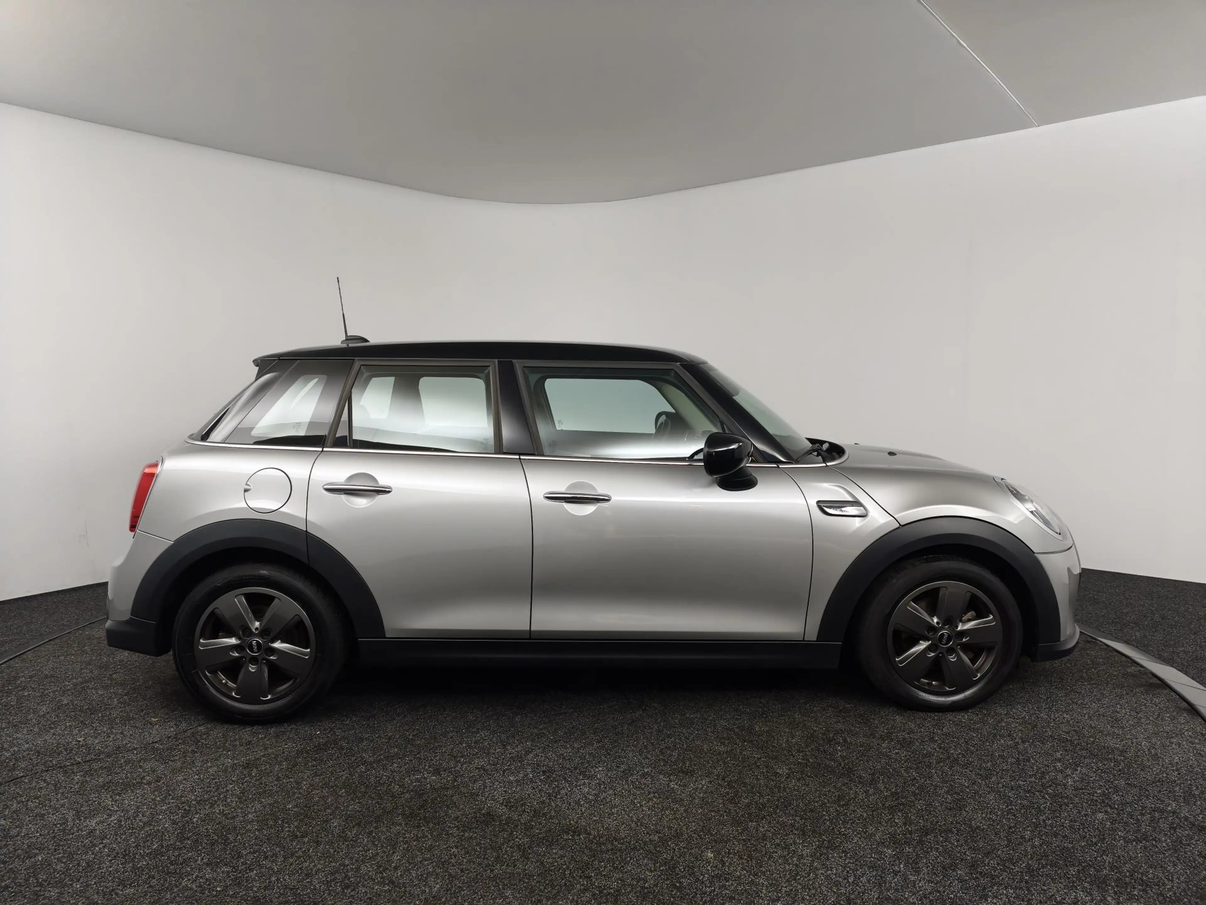 MINI Cooper 5-Deurs 1.5 Camden Edition | Navigatie | Parkeerse — photo 16