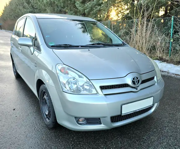 Toyota Corolla Verso 1.8 Automatik! TÜV NEU! Navi! AHK! 7Sitze!...