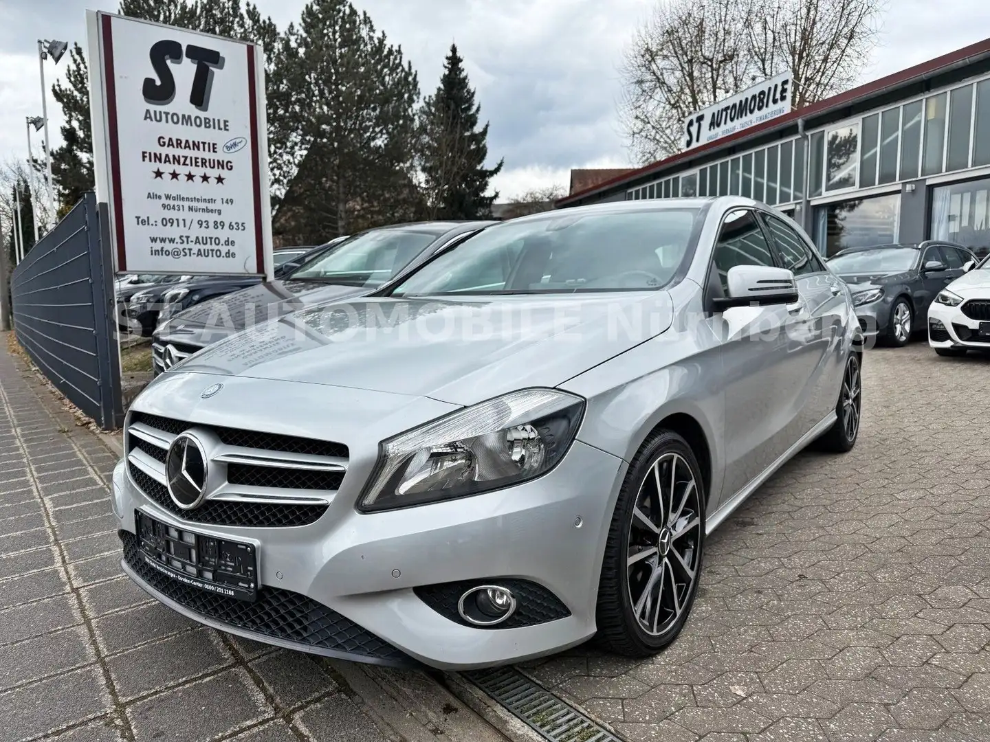 Mercedes-Benz A 180 1.6  BlueEfficiency*AHK*KLIMA*PARKASSIST* Zilver - 1