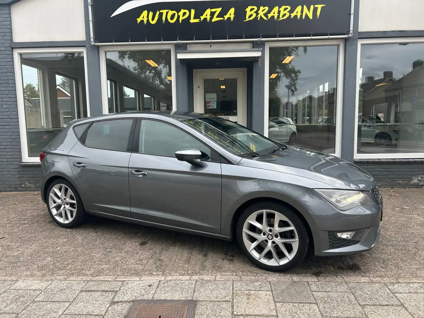 SEAT Leon 1.8 TSI FR / AUTOMAAT / LEDER / PDC Gris - 2