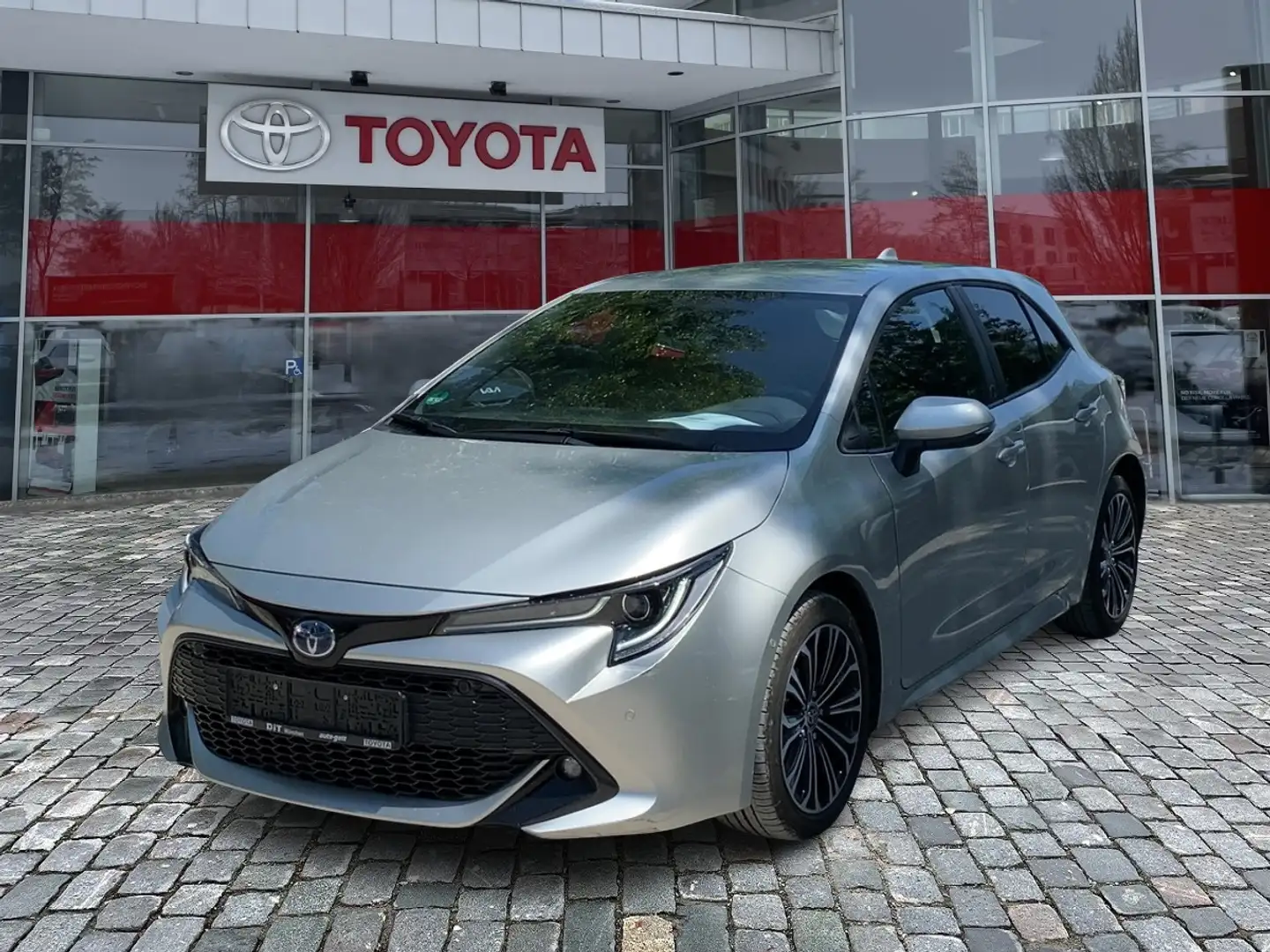 Toyota Corolla 1.8 Hybrid Team D *Technik-Paket* Zilver - 2
