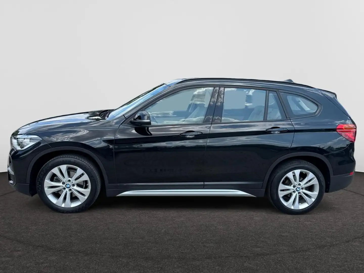 BMW X1 sDrive18 1.5iA 136 PK Steptronic / Leder / Cruise  Grau - 2