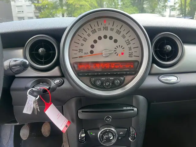 Mini Hatch view 11