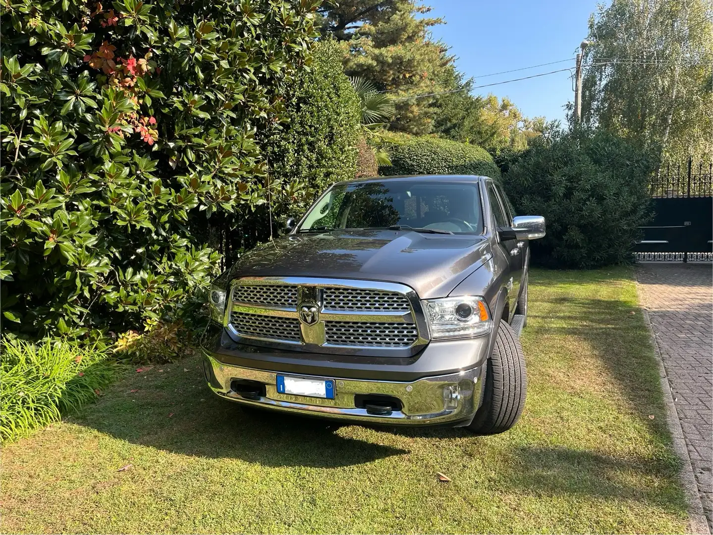 Dodge RAM Ram 1500 5.7 V8 Quad Cab MB LaRamie Gpl 395cv at8 Szary - 1