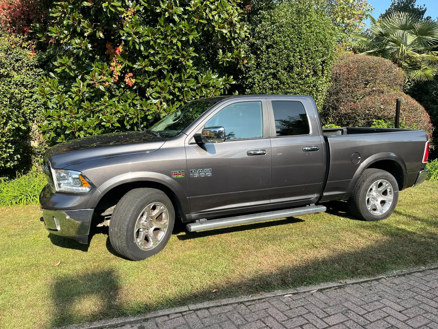 Dodge RAM Ram 1500 5.7 V8 Quad Cab MB LaRamie Gpl 395cv at8 Szary - 2