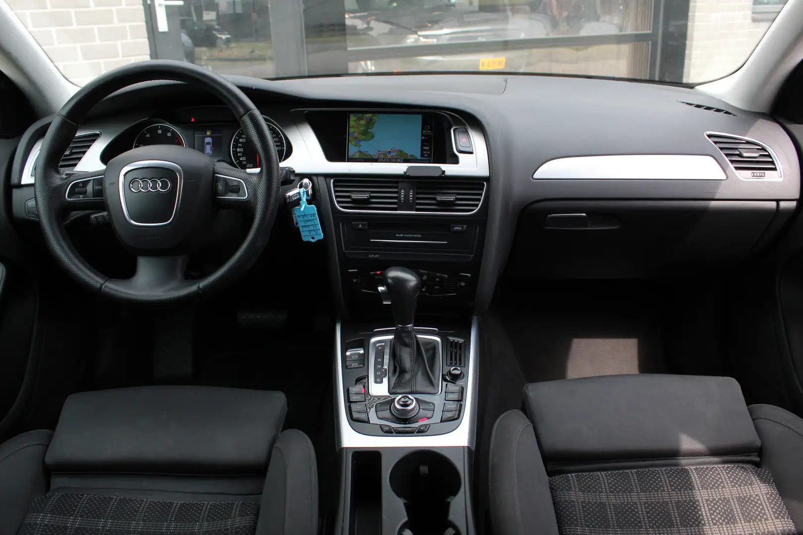 Audi A4 Avant 1.8 TFSI Pro Line / Navigatie / Stoelverwarm Fekete - 2