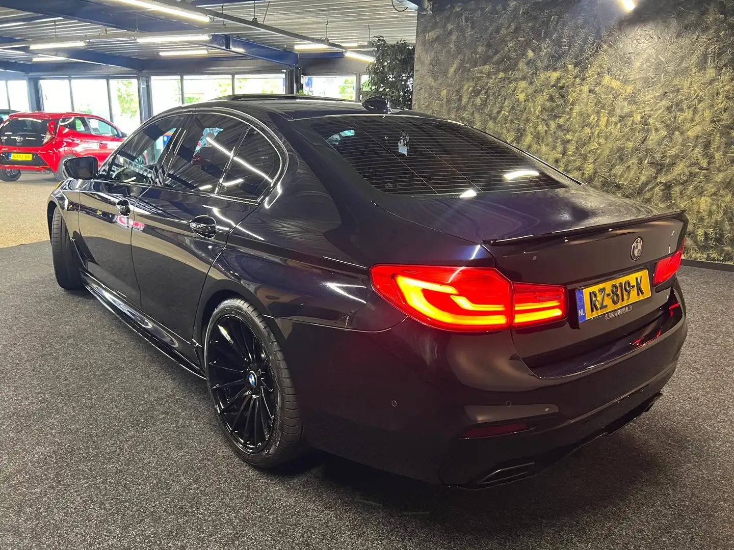 BMW 520 5-serie 520i High Executive-PANO-HAED UP-M PAKKET- Zwart - 2