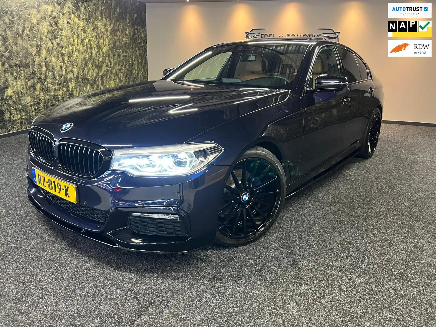 BMW 520 5-serie 520i High Executive-PANO-HAED UP-M PAKKET- Zwart - 1