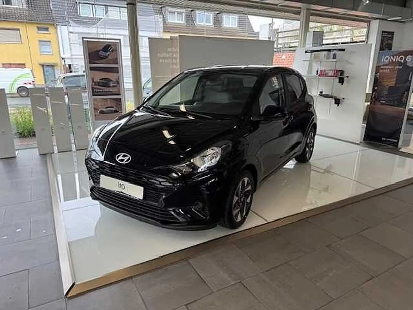Hyundai i10 1.2 AMT Comfort Plus*Navi*Klimaa.*PDC*Kamera Schwarz - 1