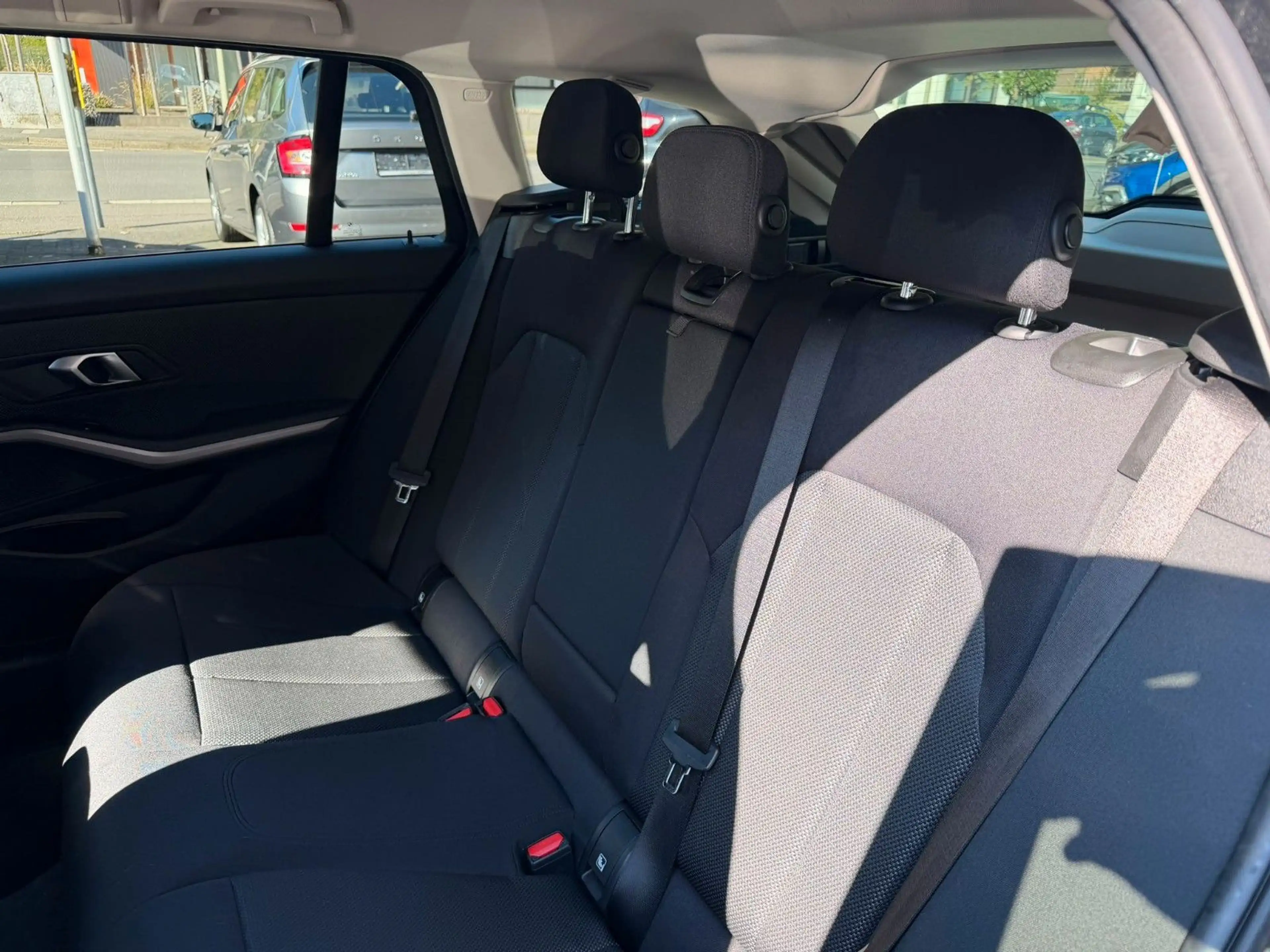 BMW 318 Touring, schw. AHK, PDC, SZ, 1. Hand — photo 10