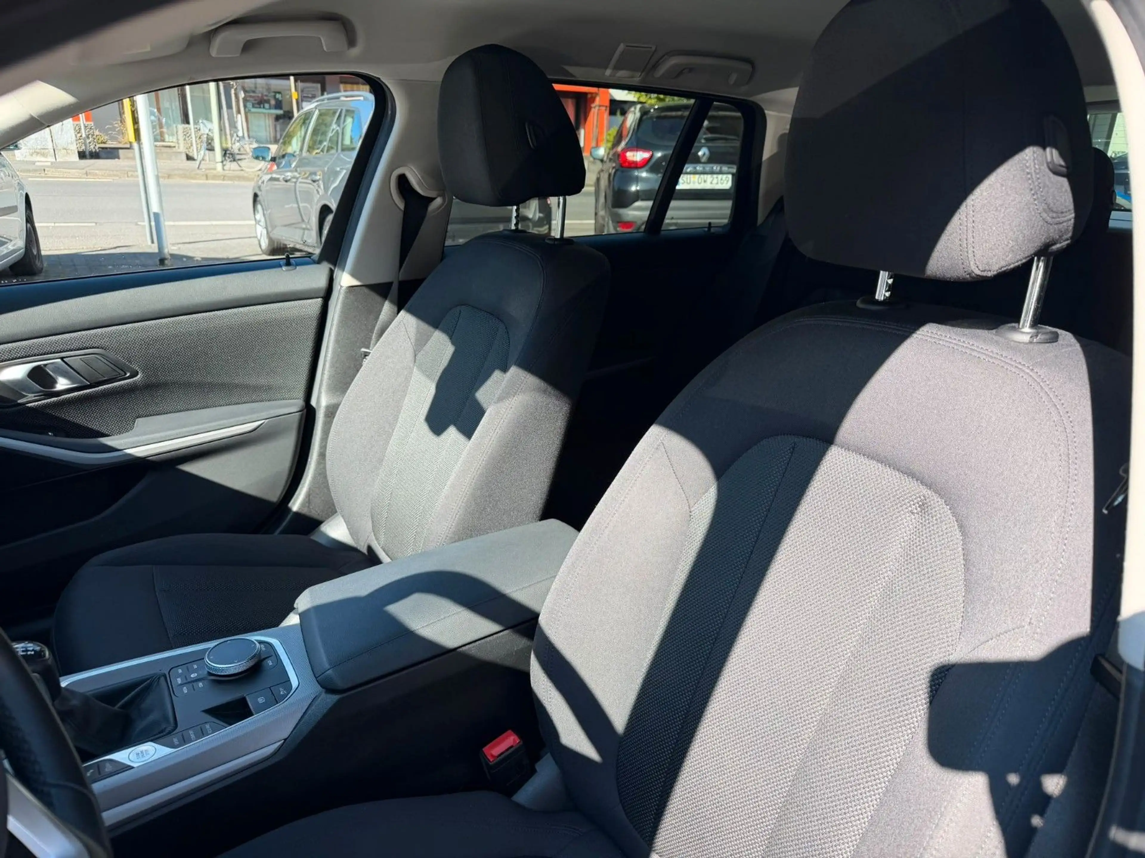 BMW 318 Touring, schw. AHK, PDC, SZ, 1. Hand — photo 9