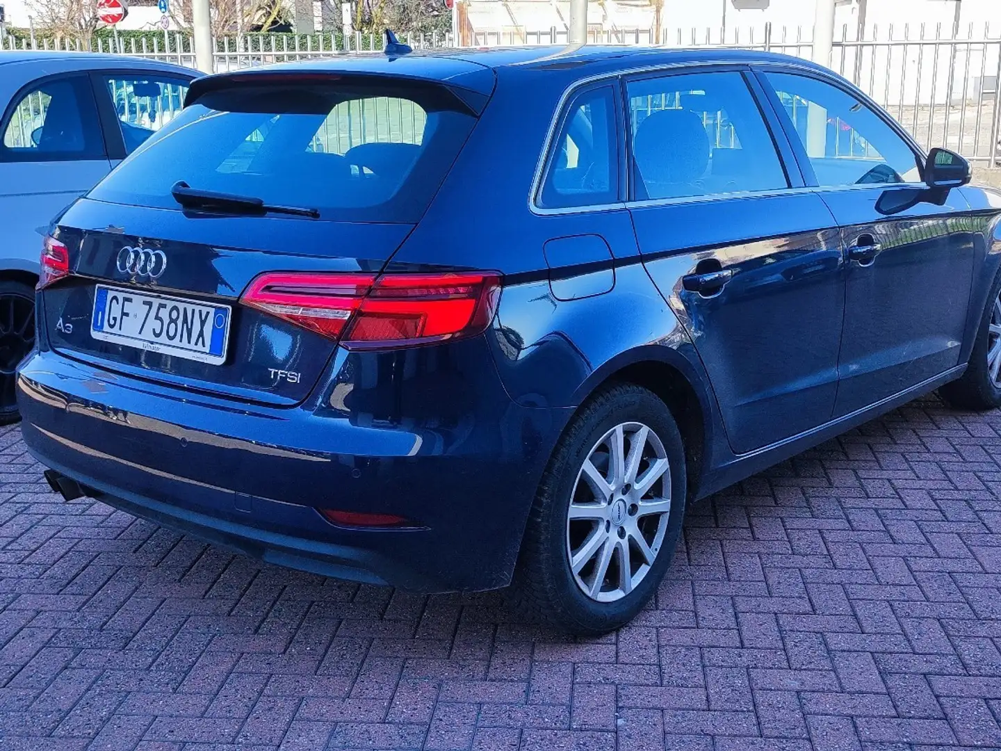 Audi A3 1.5 TFSI cylinder on demand Sportback S tronic Blu/Azzurro - 2