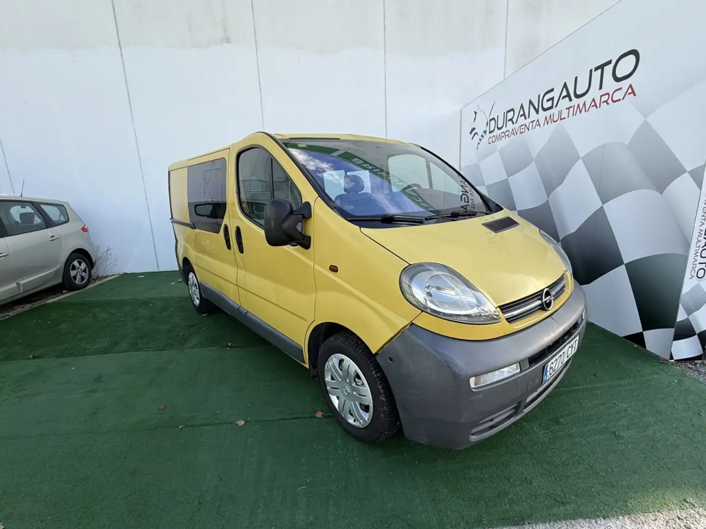 Opel Vivaro Com.6 1.9CDTI Corto 2700 100 Amarillo - 2