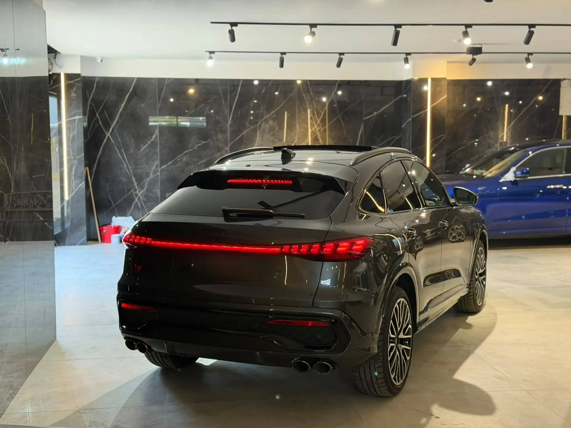 Audi SQ5 2026 블랙 사진 6