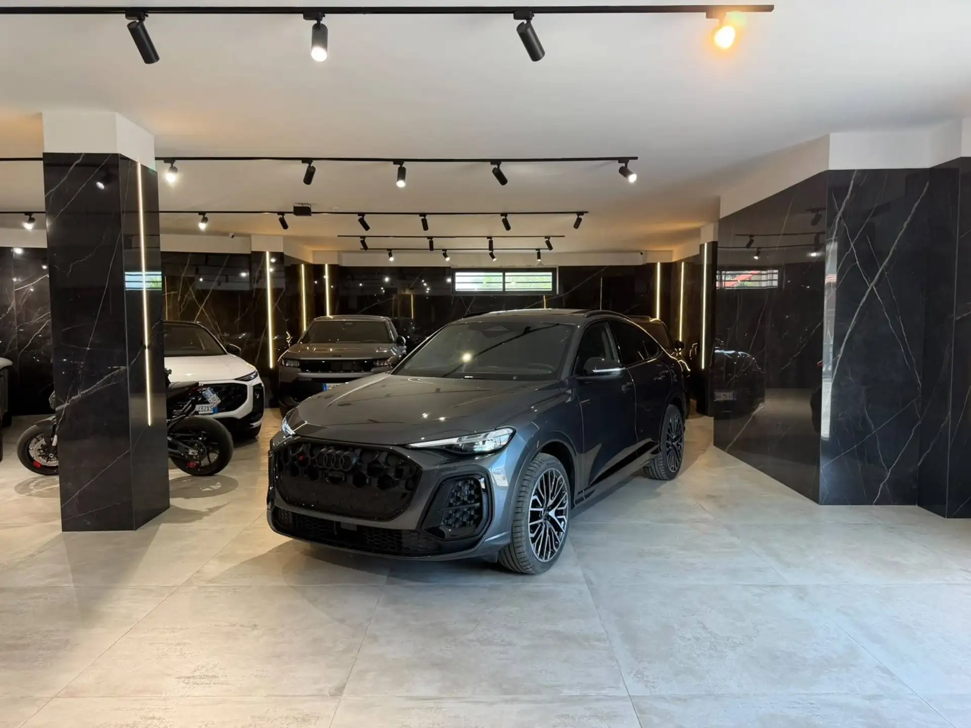 Audi SQ5 2026 블랙 사진 1