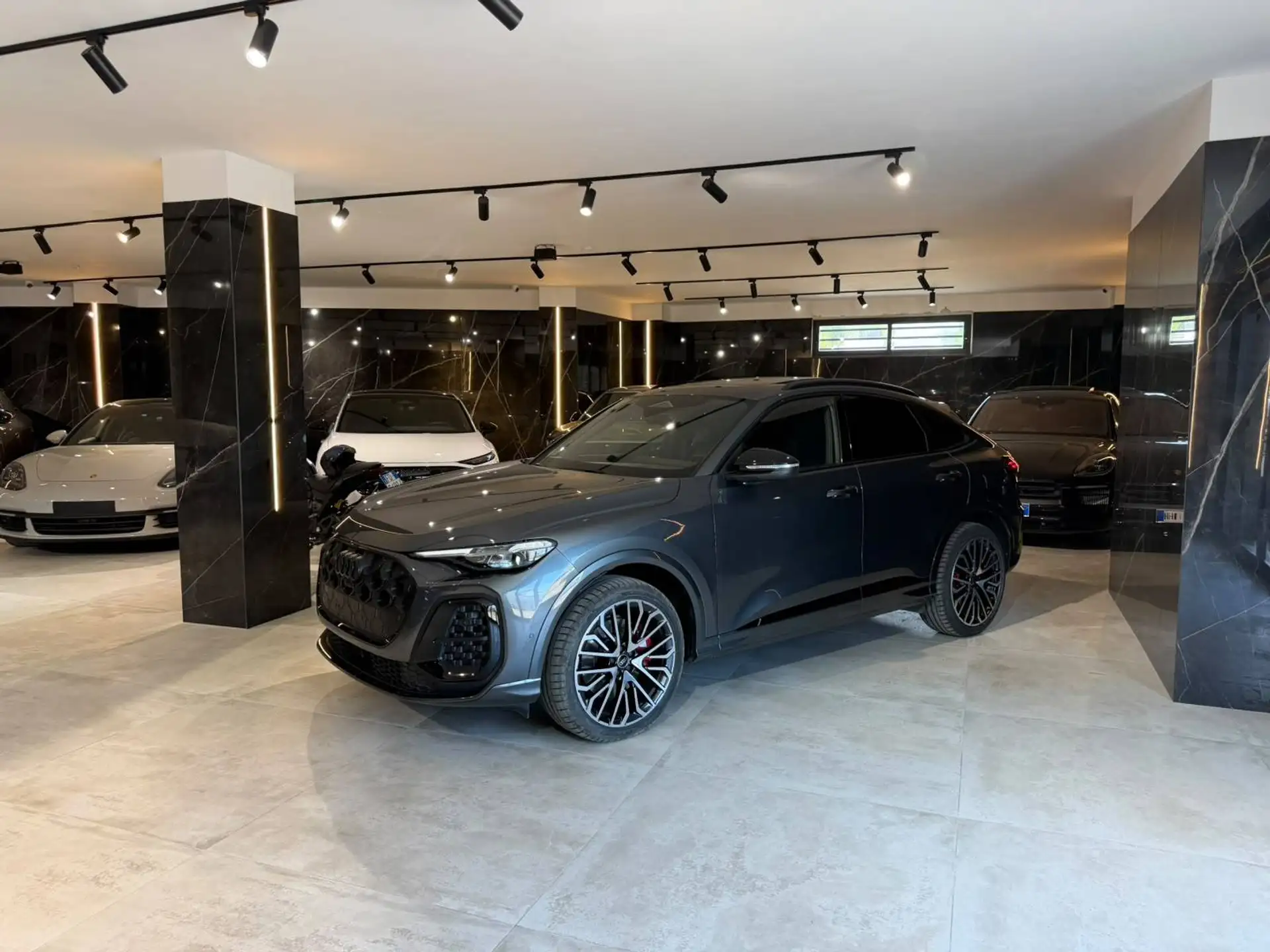 Audi SQ5 2026 블랙 사진 8