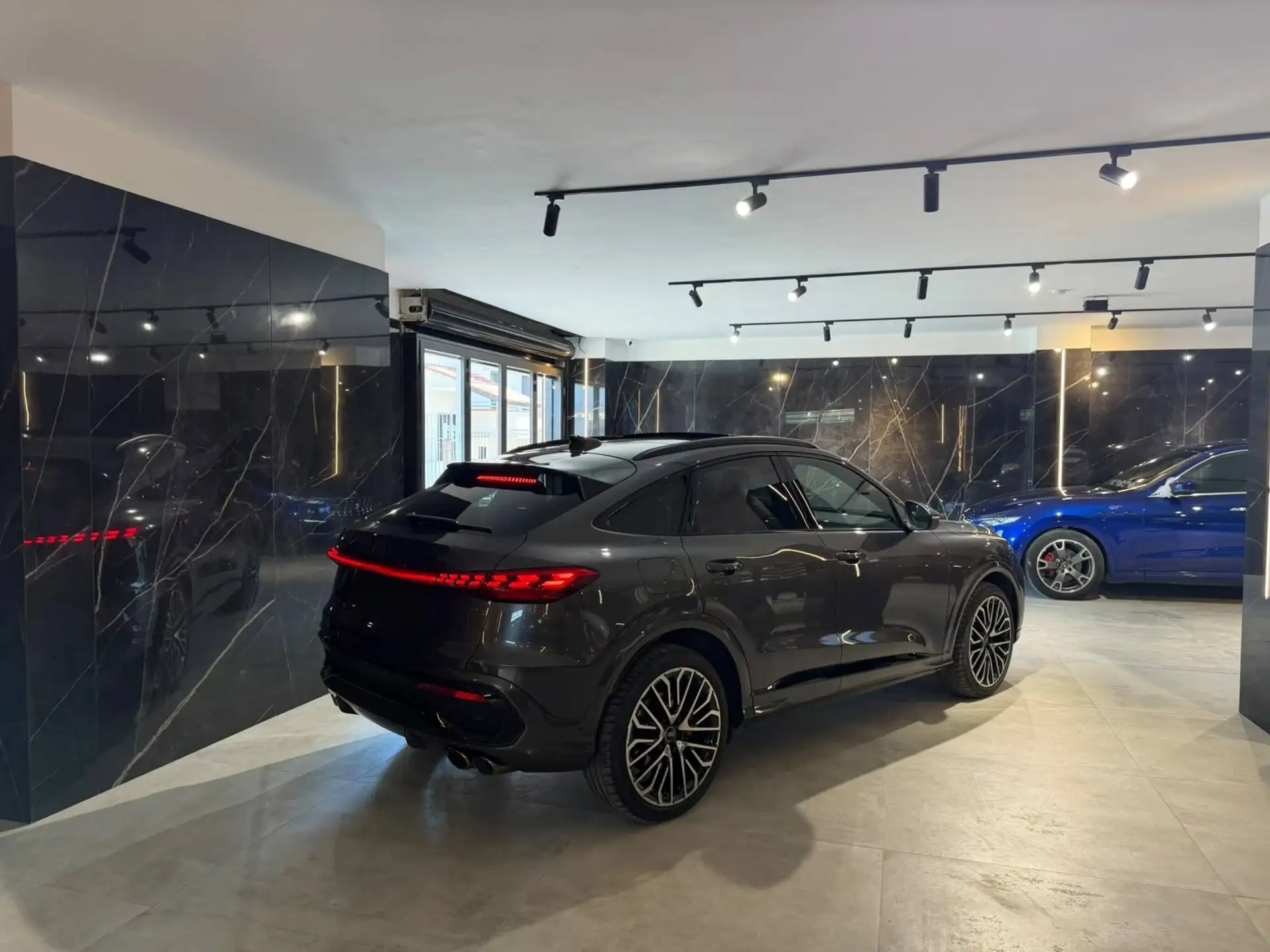 Audi SQ5 2026 블랙 사진 4